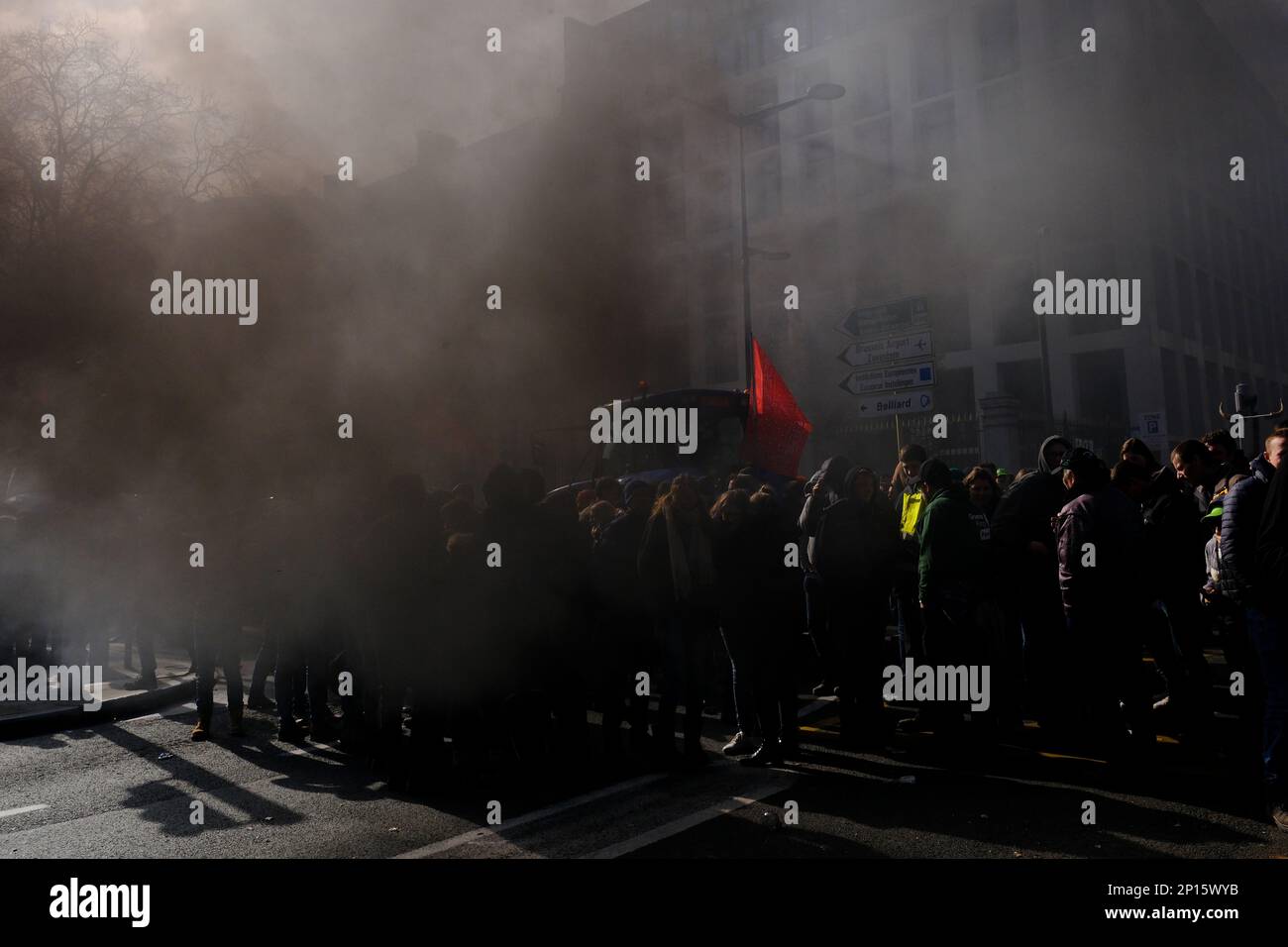 Brüssel, Belgien. 03. März 2023. Während eines Protests von Landwirten aus der nördlichen Region Flanderns gegen einen neuen Plan der Regionalregierung zur Begrenzung der Stickstoffemissionen in Brüssel, Belgien, am 3. März 2023 brennen Reifen. Kredit: ALEXANDROS MICHAILIDIS/Alamy Live News Stockfoto