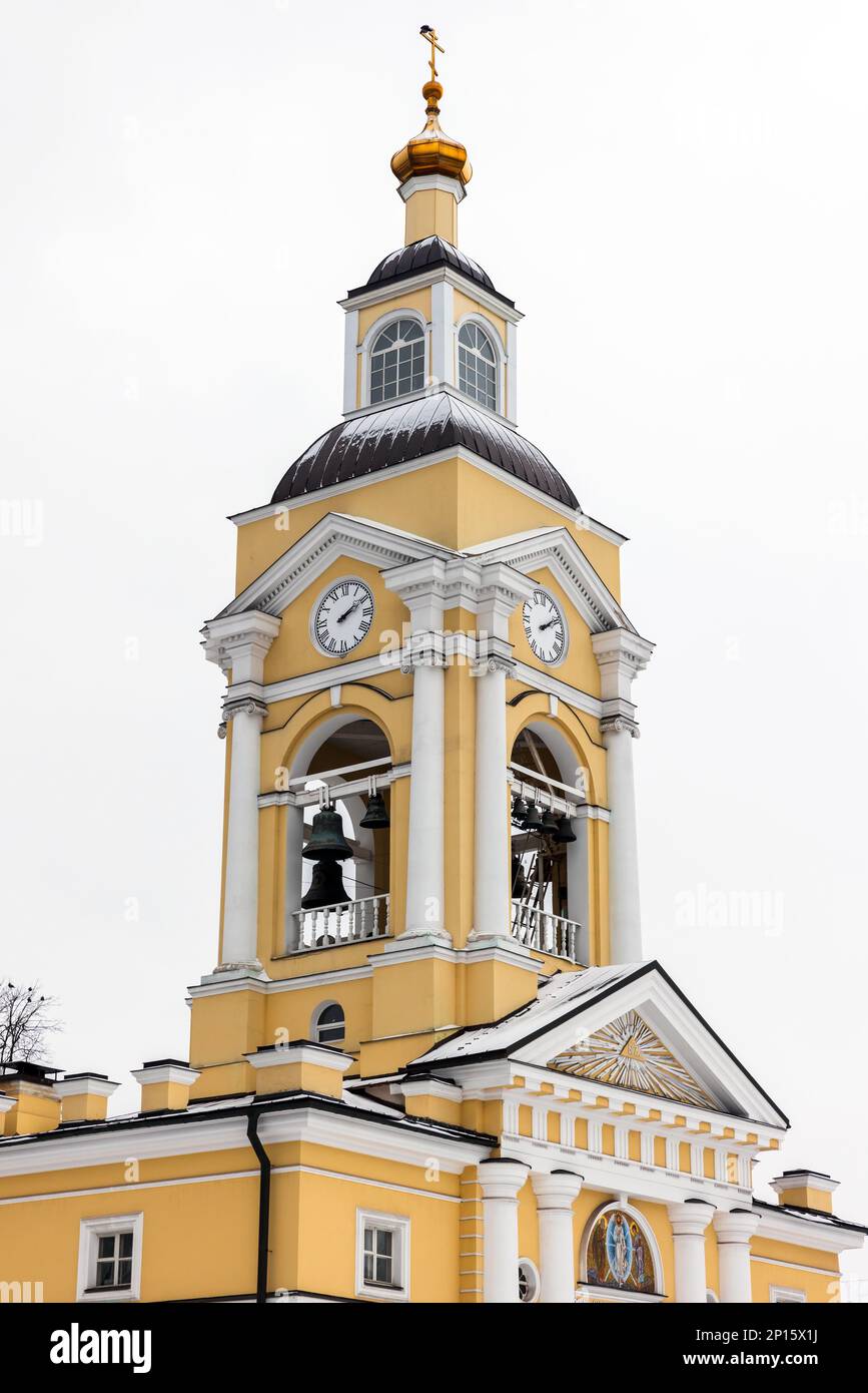 Der Glockenturm der Kathedrale der Transfiguration des Erlösers ist die Kathedrale der Vyborg-Diözese der Russisch-orthodoxen Kirche, die sich auf Cat befindet Stockfoto