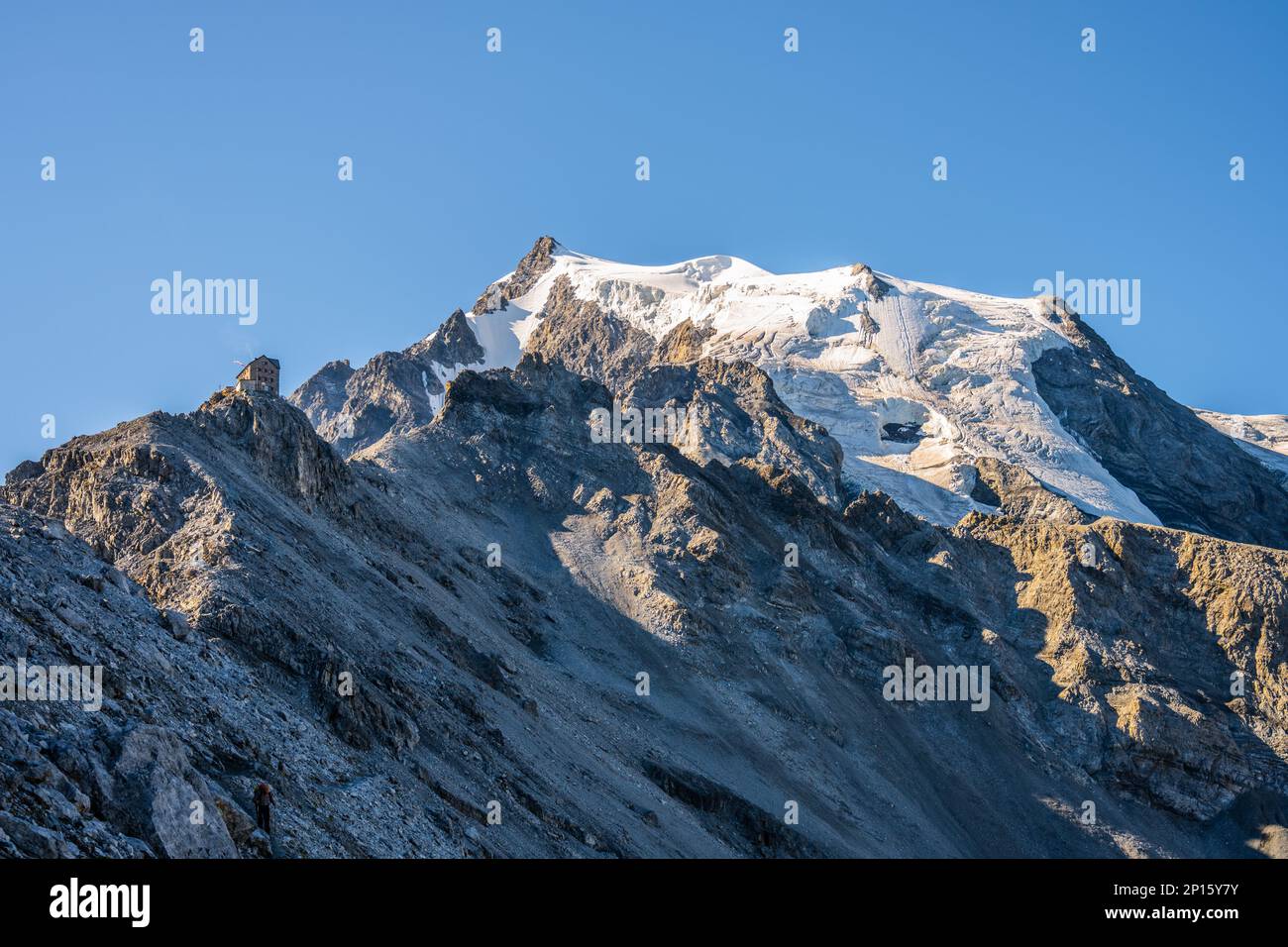 Felsiger Gipfel und Gletscher des Ortler Berges, 3 905 m, und Julius Payer Haus auf normaler Route. Der höchste Gipfel Tirols und das ehemalige österreichisch-ungarische Reich. Ostalpen, Italien Stockfoto