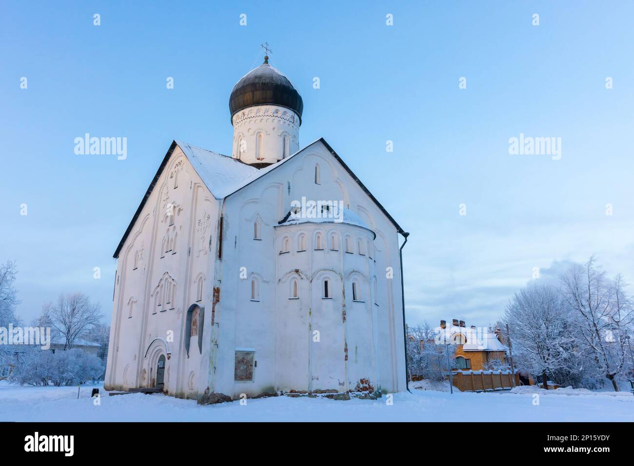 An einem Wintertag in der Ilyina Street, Veliky Novgorod, Russland. Das aktuelle Gebäude wurde 1374 erbaut Stockfoto