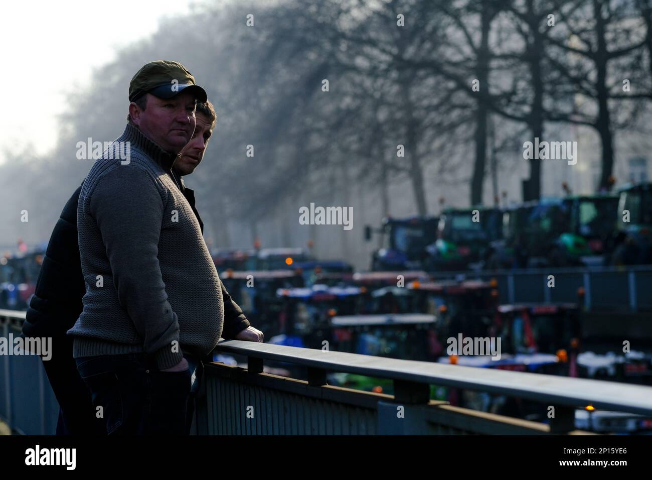 Brüssel, Belgien. 03. März 2023. Landwirte mit ihren Traktoren aus der nördlichen Region von Belgien nehmen am 3. März 2023 in Brüssel an einem Protest gegen einen neuen Plan der Regionalregierung zur Begrenzung der Stickstoffemissionen Teil. Kredit: ALEXANDROS MICHAILIDIS/Alamy Live News Stockfoto