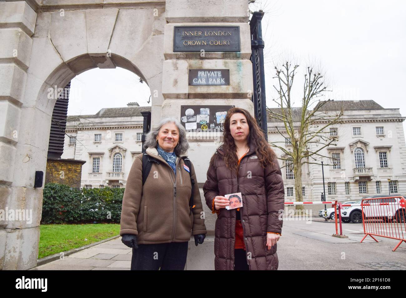 London, England, Großbritannien. 3. März 2023. Isolieren Sie die britischen Klimaaktivisten Giovanna Lewis (L) und Amy Pritchard (R) stehen vor dem Inner London Crown Court vor ihrer Missachtung des Gerichtsurteils. Das Paar muss ins Gefängnis, nachdem es während seines Prozesses über die Klimakrise gesprochen hat, im Gegensatz zu der Entscheidung eines Richters, dass die Motivation der Aktivisten irrelevant ist. (Kreditbild: © Vuk Valcic/ZUMA Press Wire) NUR REDAKTIONELLE VERWENDUNG! Nicht für den kommerziellen GEBRAUCH! Kredit: ZUMA Press, Inc./Alamy Live News Stockfoto