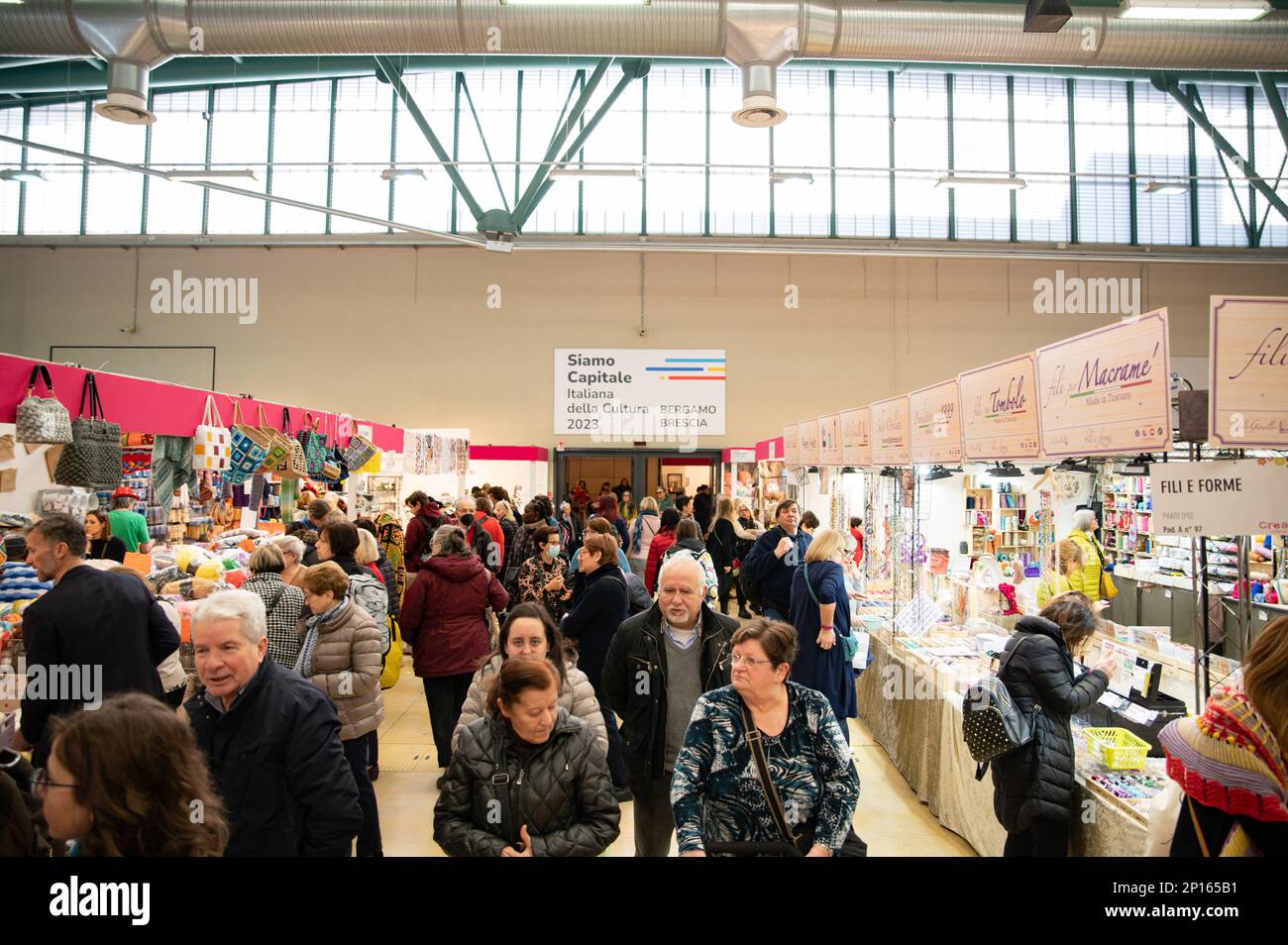 Bergamo, Italien. 03. März 2023. Fiera di Bergamo, Bergamo, Italien, 03. März 2023, Besucher von Ständen mit Logo von Bergamo Brescia Capitale Italiana della Cultura 2023 während Bergamo Creattiva 2023 - News Credit: Live Media Publishing Group/Alamy Live News Stockfoto