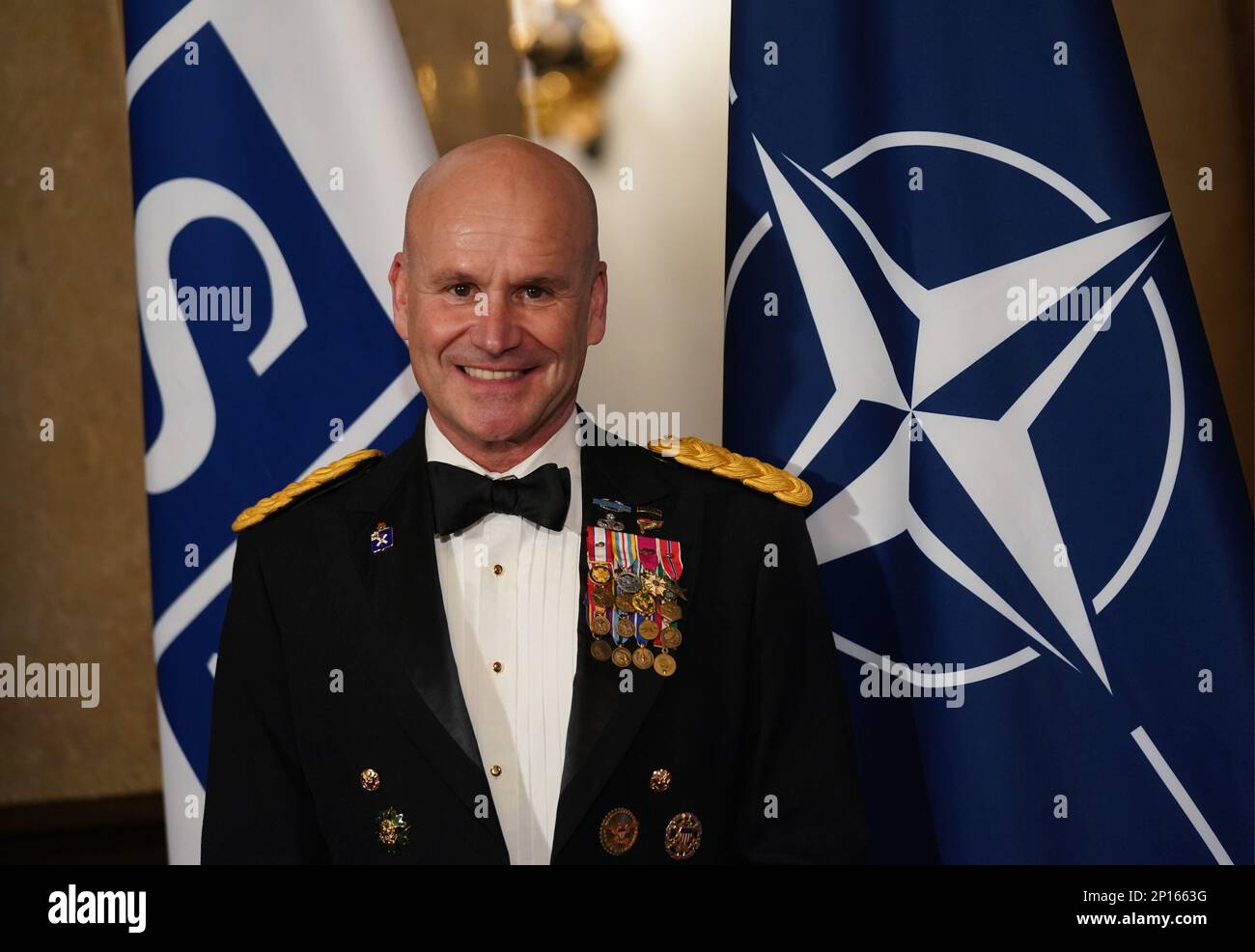 Hamburg, Deutschland. 03. März 2023. USA General Christopher Cavoli, Oberbefehlshaber der Nordatlantikvertrags-Organisation (NATO), steht vor der NATO-Flagge vor dem Beginn der traditionellen Matthiae-Mahlzeit im Rathaus. Die Matthiae-Mahlzeit gilt als die älteste Gästeverkostung, die noch heute in der Welt gefeiert wird. Kredit: Marcus Brandt/dpa/Alamy Live News Stockfoto