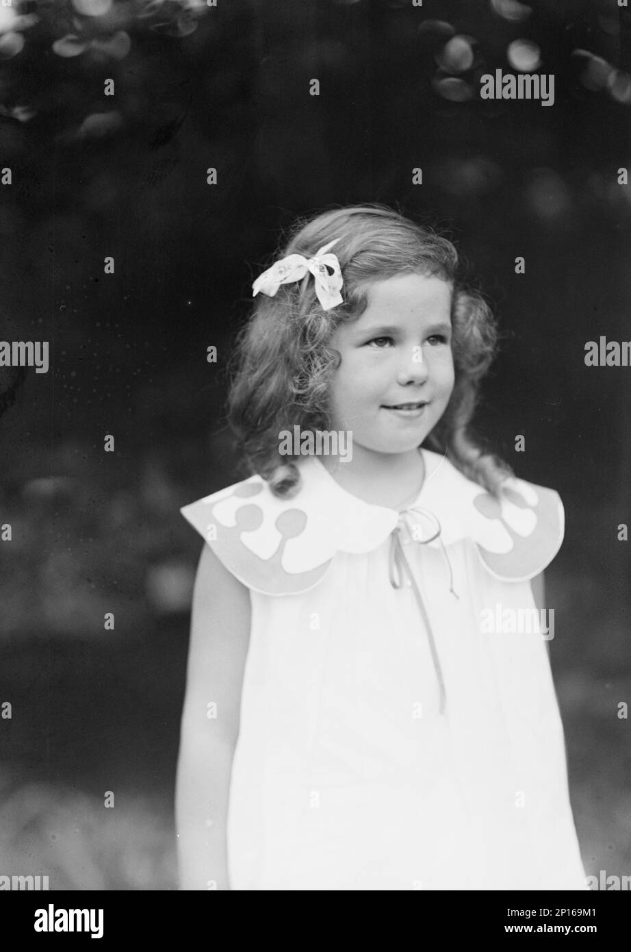 Tochter von W.G. Kimball, draußen, zwischen 1911 und 1942 Uhr. Stockfoto