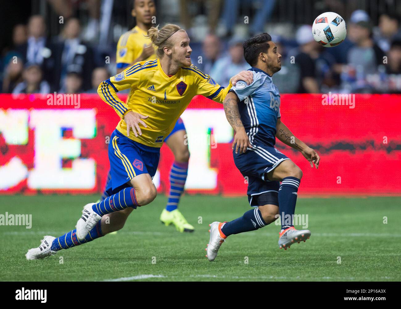 Vancouver Whitecaps' Cristian Techera, right, is taken down by Colorado Rapids' Jared Watts, leading to a penalty kick that Techera scored on during the second half of an MLS soccer match Saturday, July 9, 2016, in Vancouver, British Columbia. (Darryl Dyck/The Canadian Press via AP) Stockfoto