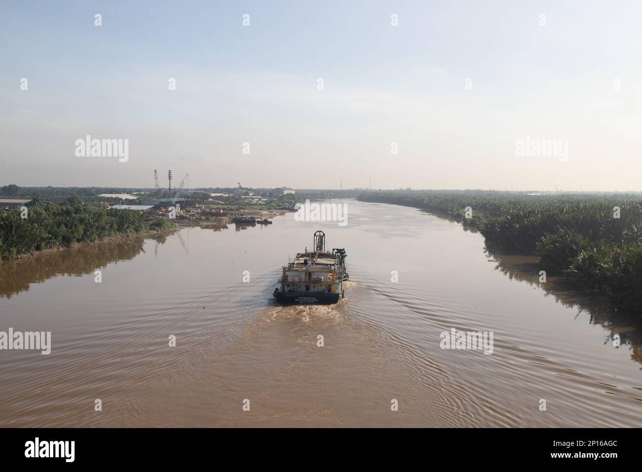 Ein Boot fährt eine der vielen Binnenwasserstraßen an der Westküste Malaysias entlang Stockfoto