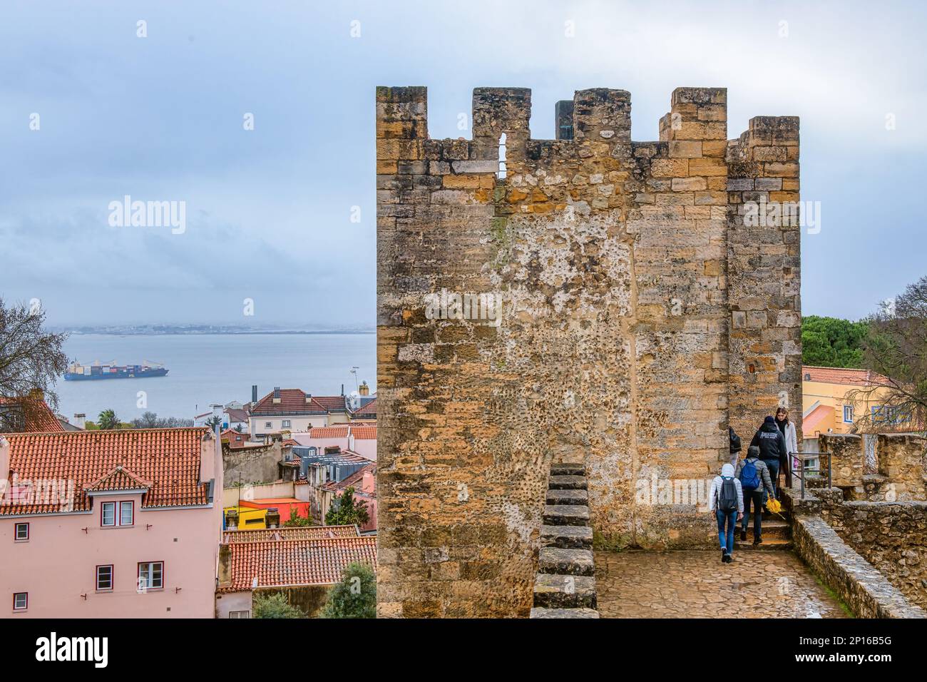 Befestigte Mauer mit Turm und Merlonen. Außenansicht des ehemaligen Militärgebäudes. Stockfoto