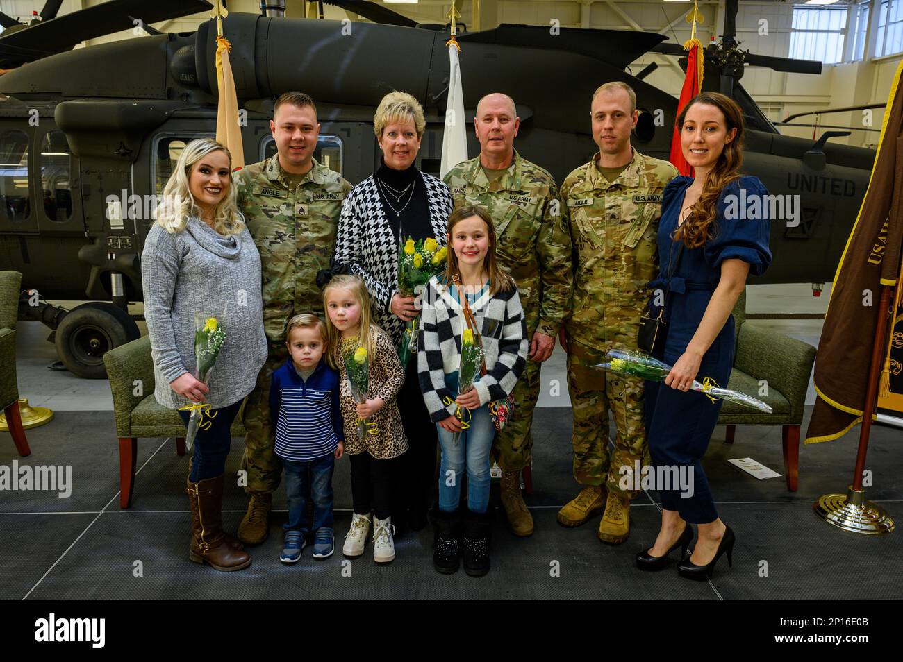 USA Army Chief Warrant Officer 5 Jeffrey T. Angle, State Command Chief Warrant Officer, posiert für ein Foto mit seiner Familie nach einer Zeremonie zum Verantwortungswechsel in der Army Aviation Support Facility, Joint Base McGuire-Dix-Lakehurst, New Jersey, 7. Januar 2023. Mitglieder der New Jersey National Guard sowie Veteranen, Familienmitglieder und Freunde trafen sich, um sich von Chief Warrant Officer 5 Frank R. Albanese Jr. zu verabschieden und Angle als neunten Leiter des Staatsbefehlshabers der New Jersey Army National Guard zu begrüßen. Stockfoto