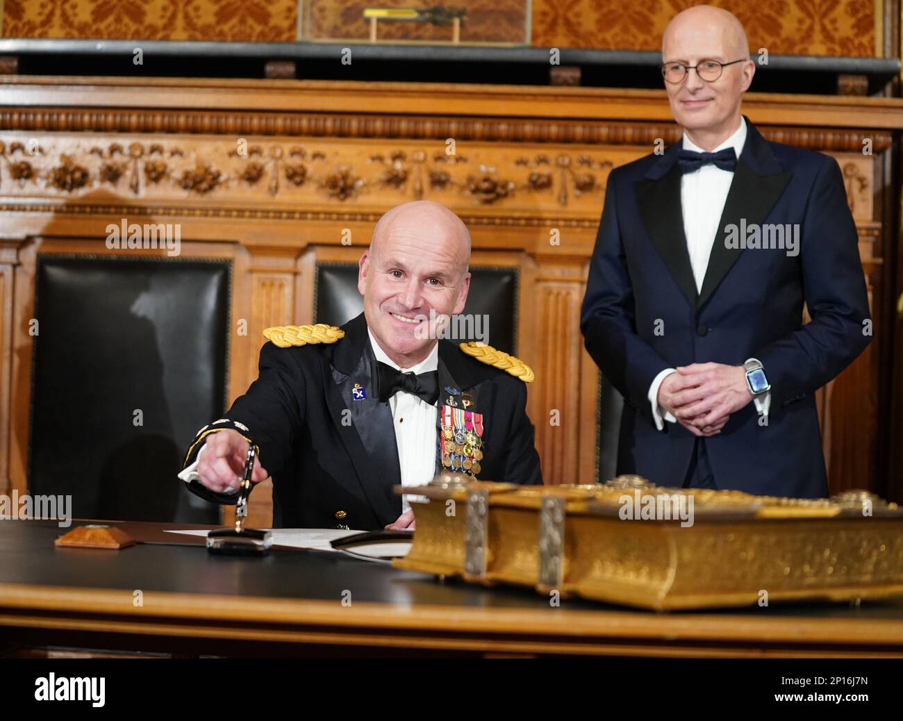 Hamburg, Deutschland. 03. März 2023. USA General Christopher Cavoli, Oberbefehlshaber der Nordatlantikvertrags-Organisation (NATO), unterzeichnet das Goldene Buch in Anwesenheit von Peter Tschentscher (SPD), dem ersten Bürgermeister und Präsidenten des Senats der Freien und Hansestadt Hamburg. Anlässlich der traditionellen Matthiae-Mahlzeit des Hamburger Senats im Rathaus. Die Matthiae-Mahlzeit gilt als die älteste Gästeverkostung, die noch heute in der Welt gefeiert wird. Kredit: Marcus Brandt/dpa/Alamy Live News Stockfoto