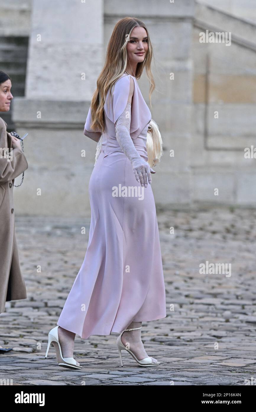 Paris, Frankreich. 03. März 2023. Rosie Huntington Whiteley trifft am 3. März 2023 während der Fashion Week in Paris auf der Victoria Beckham Show ein. Foto: Julien Reynaud/APS-Medias/ABACAPRESS.COM Kredit: Abaca Press/Alamy Live News Stockfoto