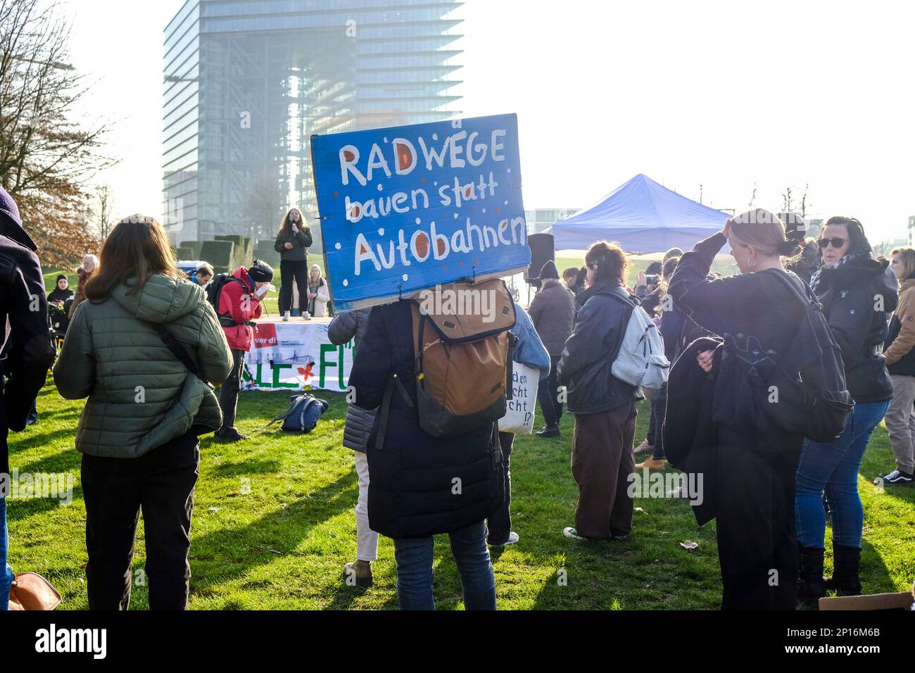 DEU, Europa, Deutschland, Nordrhein-Westfalen, Düsseldorf, 03.03.2023: Radwege statt Autobahnen - Forderung auf einem Schild auf der sehr übers Stockfoto