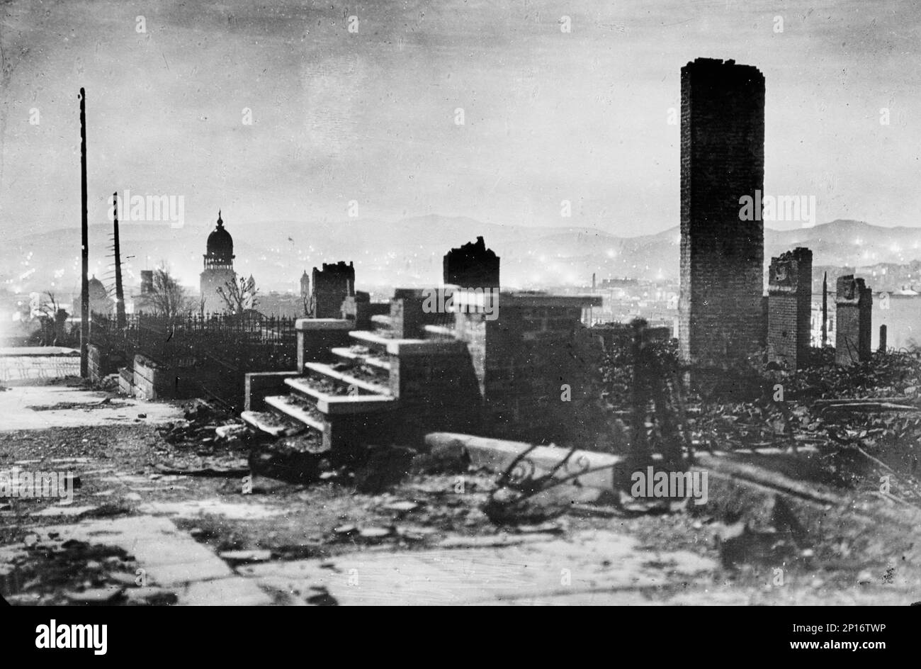 Erdbeben und Feuer in San Francisco 1906, 1906. April Schritte, die ins nichts führen. Stockfoto