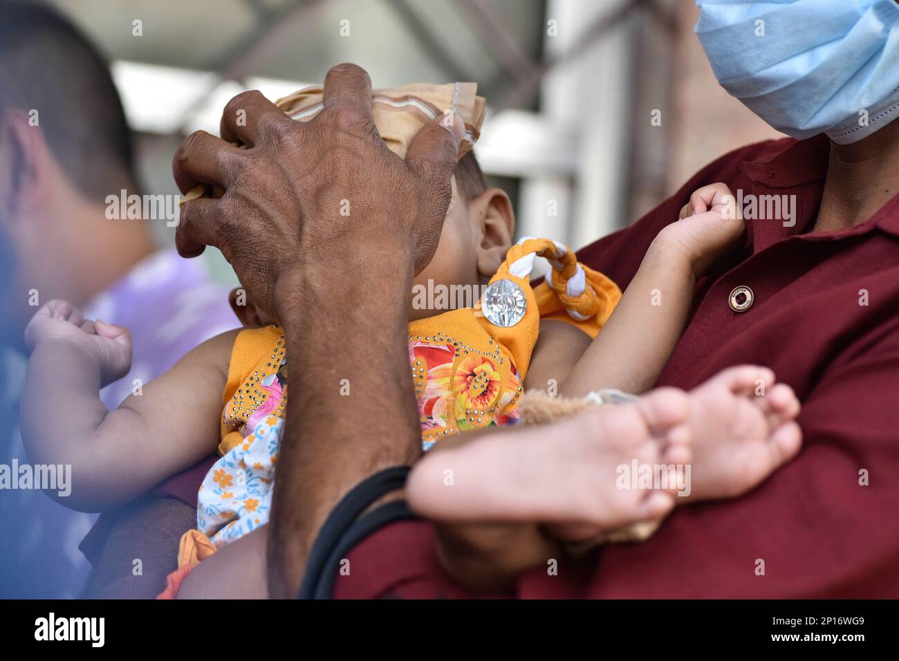 Kalkutta, Westbengalen, Indien. 3. März 2023. Ein Kind mit hohem Fieber wartet auf die Behandlung in der Notfallstation des Dr. B C Roy Post Graduate Institute of Pediatric Sciences. Grippeähnliche Symptome, Fieber, Erkältung und Husten, Atembeschwerden, Müdigkeit, Und in Kalkutta und anderen Städten Westbengals wurde über einen plötzlichen Anstieg von Adenoviren berichtet. Laut Medienberichten sind in Westbengalen in den letzten Tagen mehr als 15 Kinder an akuten Atemwegsinfektionen gestorben. (Credit Image: © Dipayan Bose/SOPA Images via ZUMA Press Wire) NUR ZUR REDAKTIONELLEN VERWENDUNG! Nicht für den kommerziellen GEBRAUCH! Stockfoto