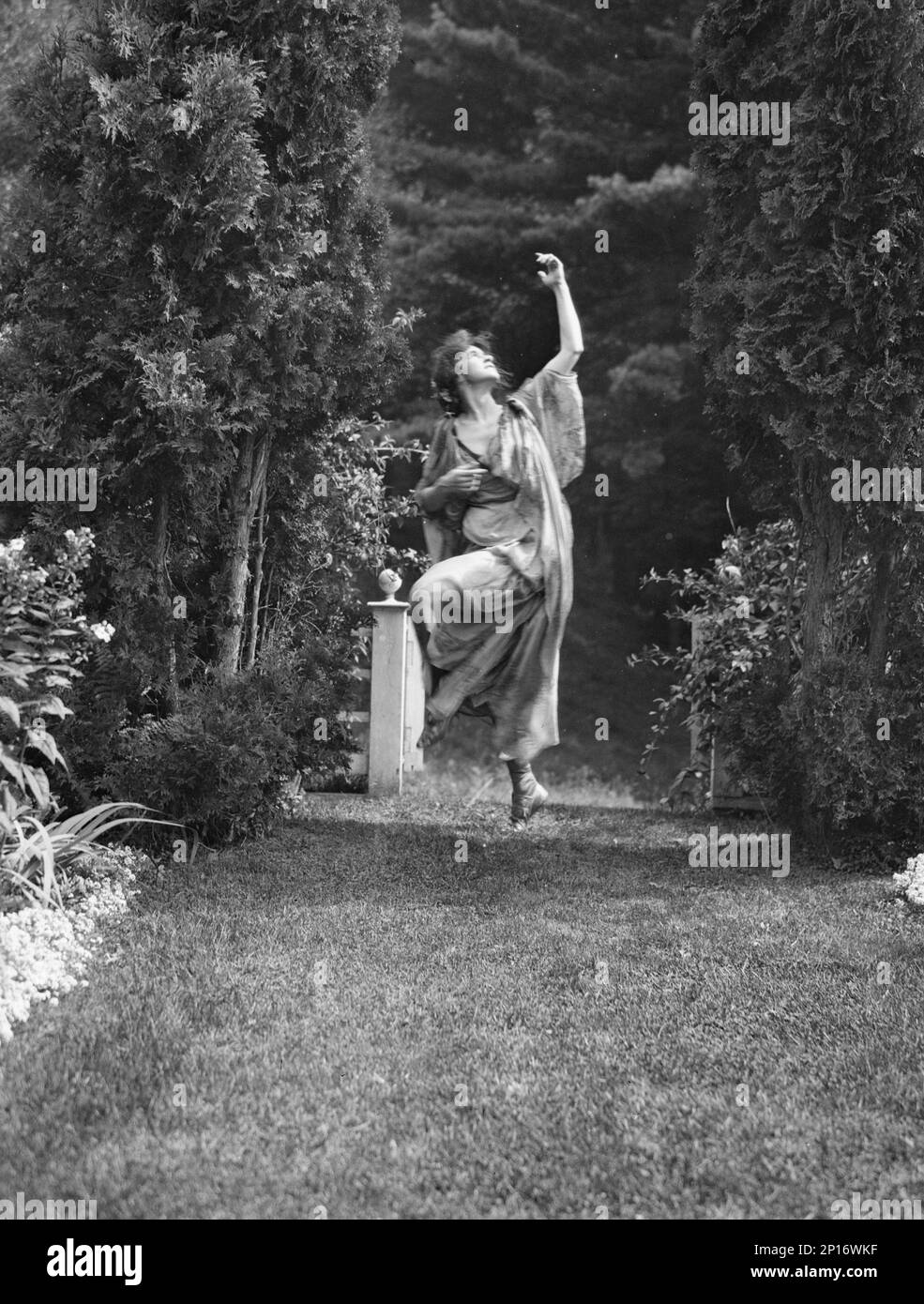 Szene aus Sanctuary, A Bird Masque, von Percy MacKaye, in der Probe für die erste Vorstellung bei der Meriden Bird Club Sanctuary Dedication in New Hampshire, 1913. September Das Foto zeigt Juliet Barrett Rublee als Tacita, die Trocknerin. Stockfoto