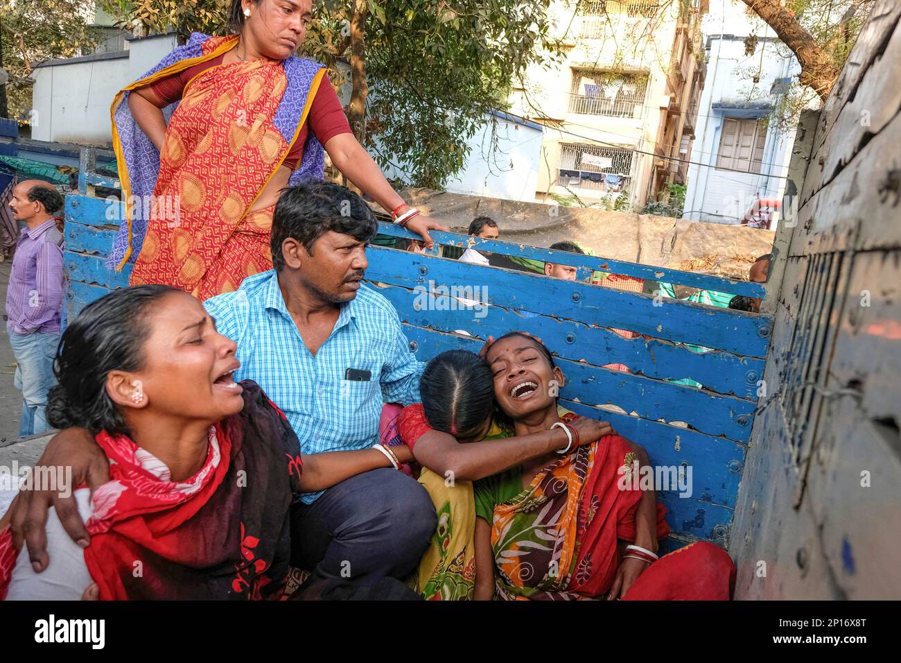 Kalkutta, Westbengalen, Indien. 3. März 2023. Familienangehörige reagieren nach dem Tod ihres Kindes in der Familie, die an einer akuten Atemwegsinfektion (ARI) erlag, am Dr. B C Roy Post Graduate Institute of Pediatric Sciences in Kalkutta. Grippeähnliche Symptome, Fieber, Erkältung und Husten, Atembeschwerden, Müdigkeit, Und in Kalkutta und anderen Städten Westbengals wurde über einen plötzlichen Anstieg von Adenoviren berichtet. Laut Medienberichten sind in Westbengalen in den letzten Tagen mehr als 15 Kinder an akuten Atemwegsinfektionen gestorben. (Kreditbild: © Dipayan Bose/SOPA Bilder über ZUMA Press Stockfoto