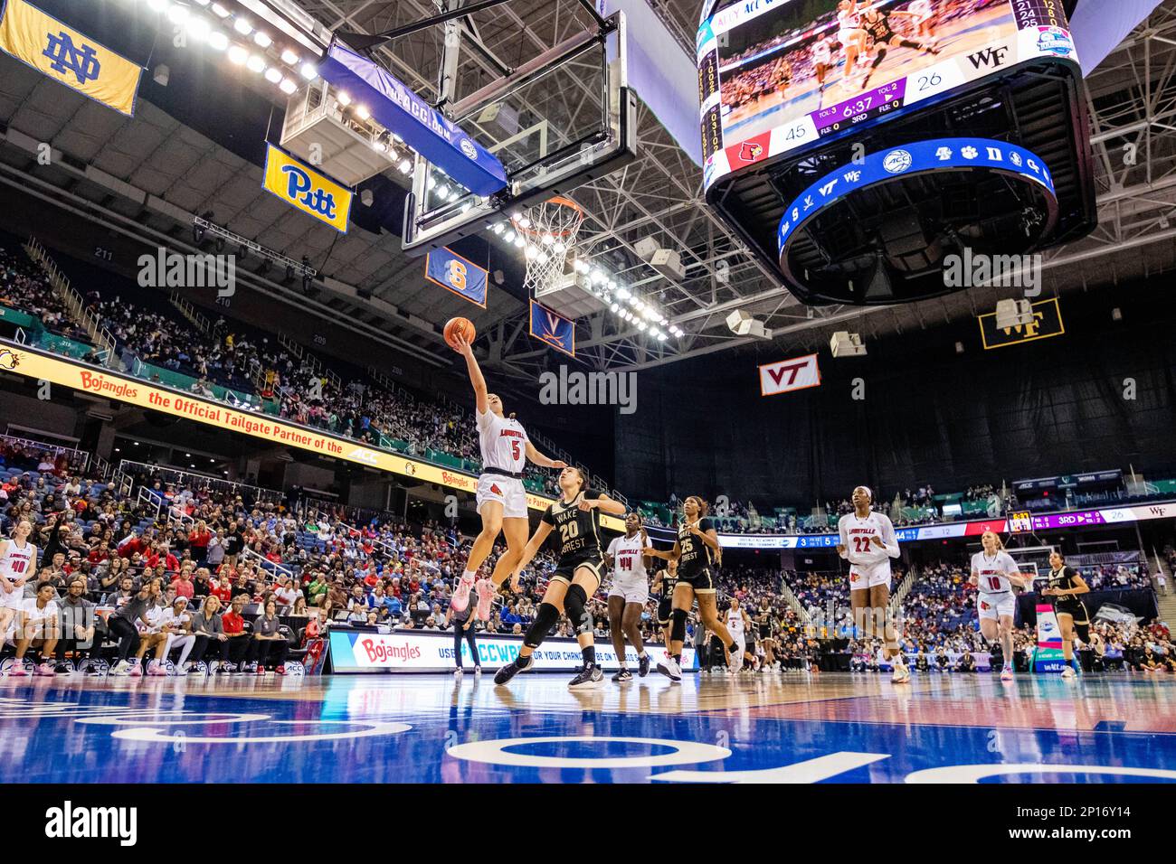 Greensboro, NC, USA. 3. März 2023. Die Louisville Cardinals sind Wächter von Mykasa Robinson (5). Die Wake Forest Demon Deacons spielen Olivia Summiel (20) für einen Layup während des Viertelfinals des Women's ACC Tournament am Greensboro Coliseum in Greensboro, NC. (Scott Kinser/Cal Sport Media). Kredit: csm/Alamy Live News Stockfoto