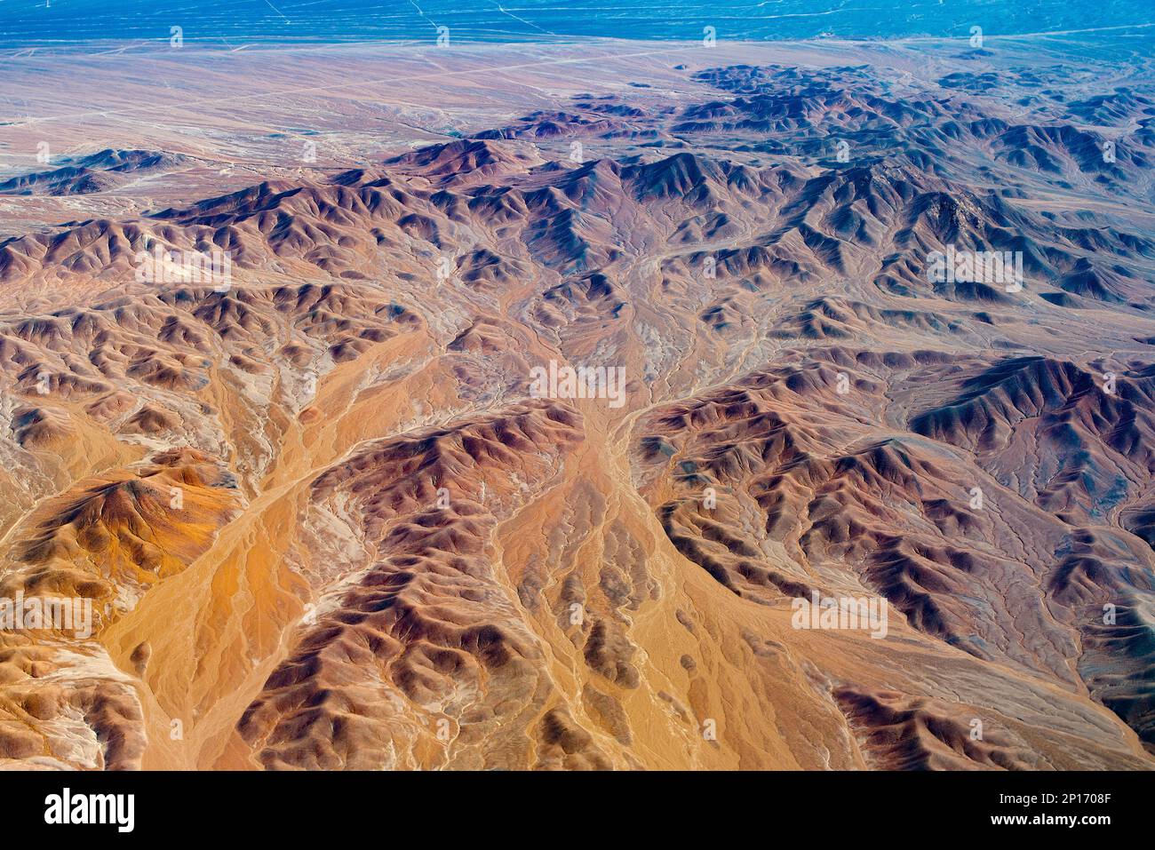Luftaufnahme von trockenen Flüssen und Bergen im altiplano der Atacama-Wüste, Chile. Stockfoto