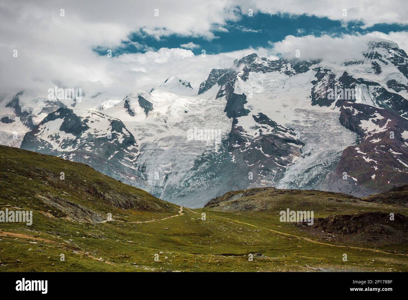 Pfad zwischen Bergen. Zermatt, Schweizer Alpen. Wandern in der Schweiz. Ein Ort der Einsamkeit, der Stille Stockfoto