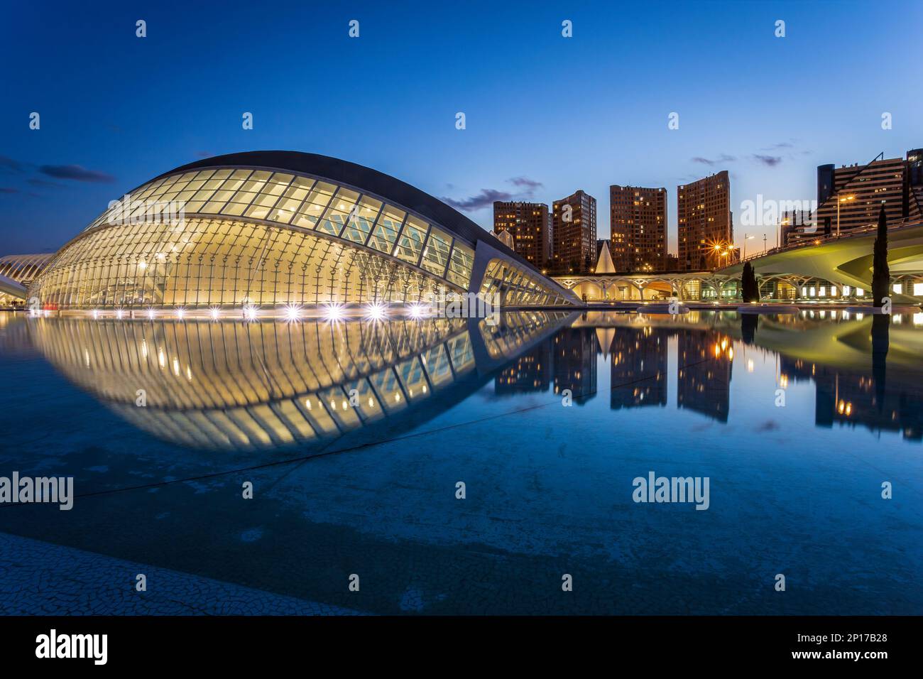 Die Hemisfèric, auch bekannt als Planetarium oder das „Auge des Wissens“, das sich im Wasser widerspiegelt. Das Foto wurde am 11. Februar 2023 in der Stadt o aufgenommen Stockfoto