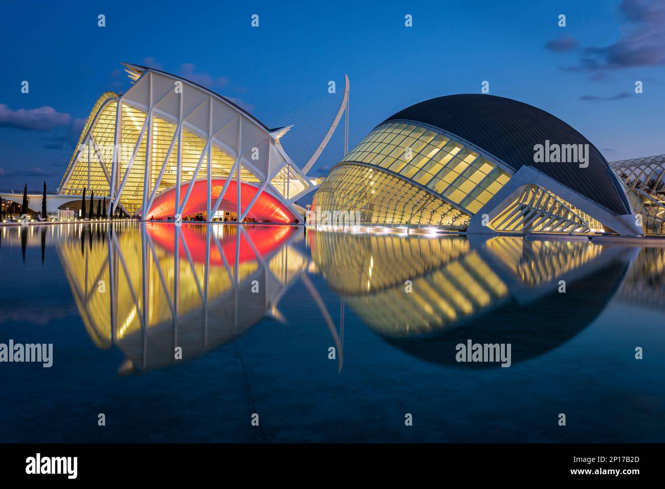 Das Hemisfèric Planetarium und das Wissenschaftsmuseum Principe Felipe spiegeln sich im Wasser wider. Das Foto wurde am 11. Februar 2023 in der Stadt der Künste aufgenommen Stockfoto