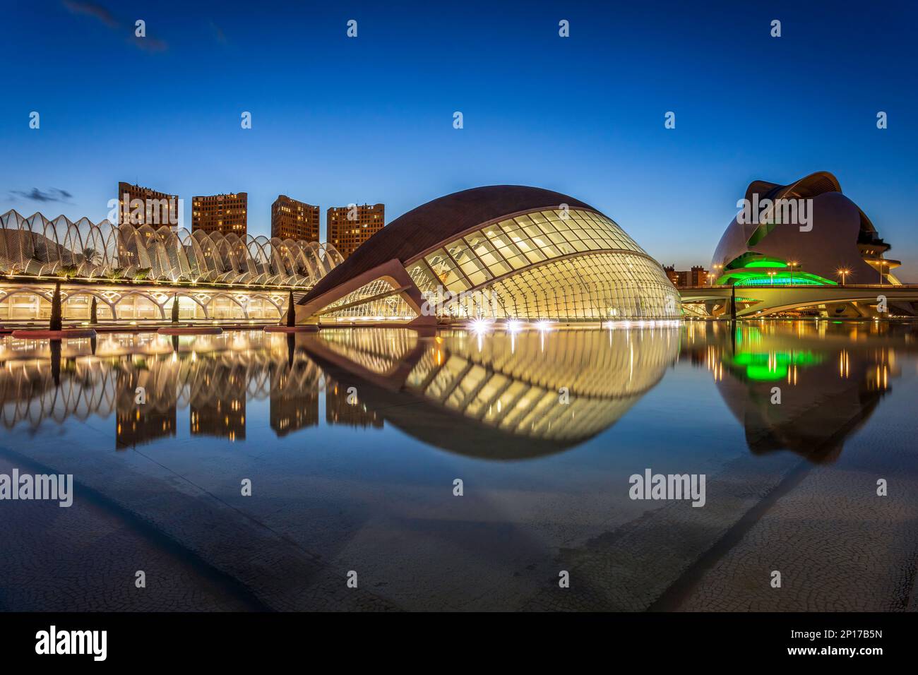 Das Hemisfèric Planetarium und der Queen Sofía Palace of the Arts spiegeln sich im Wasser wider. Das Foto wurde am 11. Februar 2023 in der Stadt der Künste aufgenommen Stockfoto