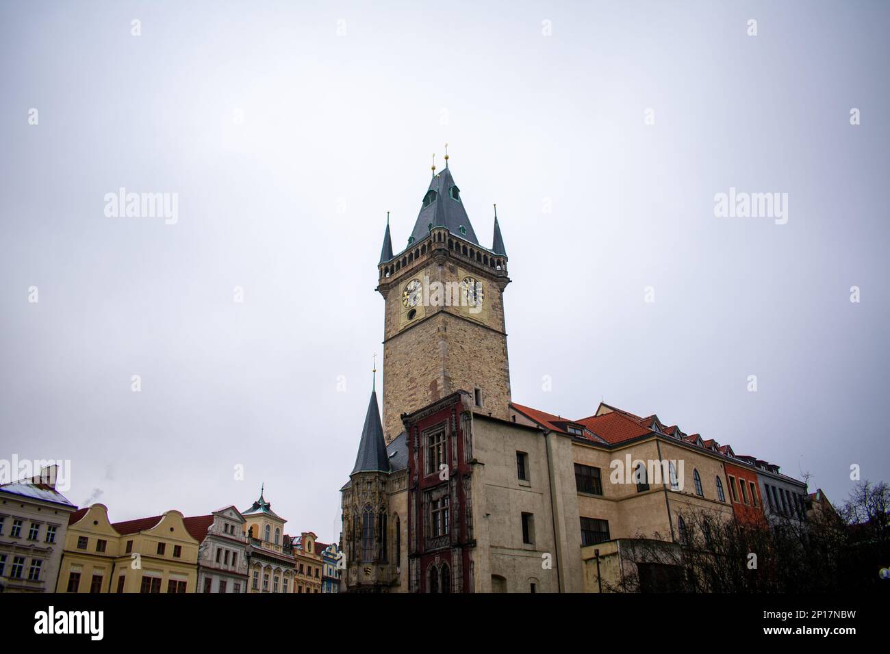Prager Rathausturm mit Blick auf den historischen Platz von unten Stockfoto