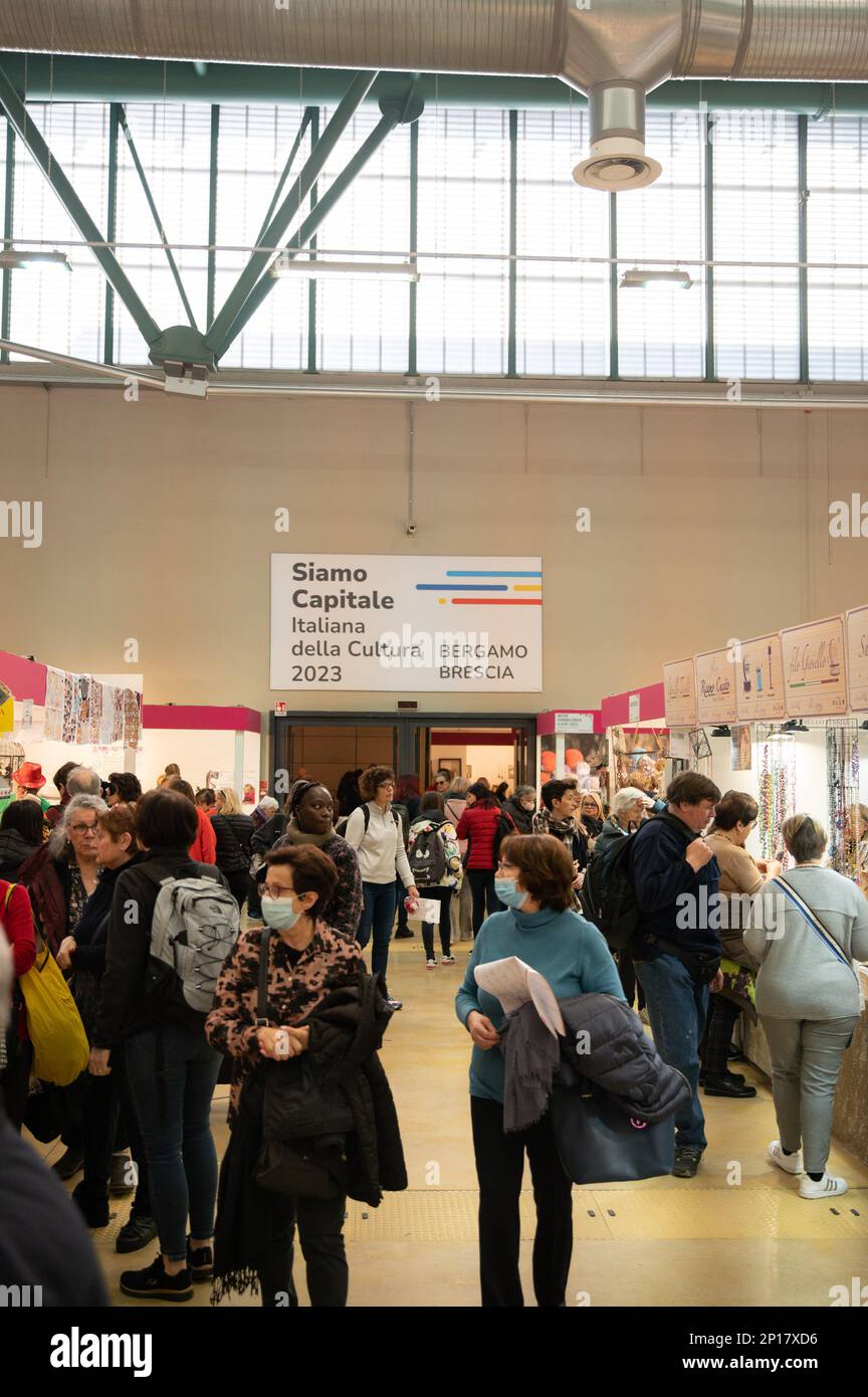 Bergamo, Italien. 03. März 2023. Besucher von Ständen mit Logo von Bergamo Brescia Capitale Italiana della Cultura 2023 während Bergamo Creattiva 2023, Nachrichten in Bergamo, Italien, März 03 2023 Kredit: Independent Photo Agency/Alamy Live News Stockfoto