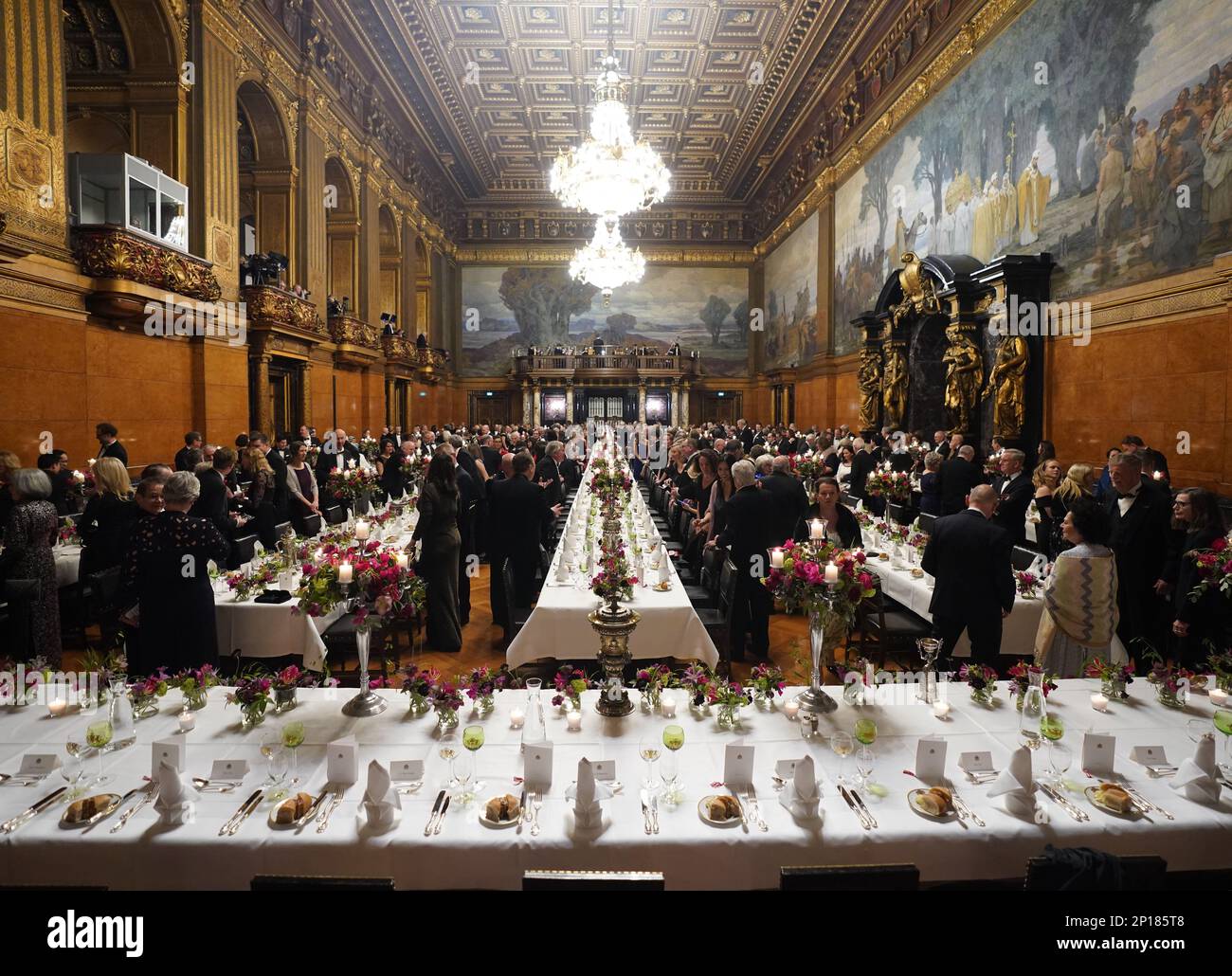 Hamburg, Deutschland. 03. März 2023. Gäste stehen im großen Bankettsaal im traditionellen Matthiae-Mahl des Hamburger Senats im Rathaus. Das Matthiae-Mahl gilt als das älteste Gastbankett der Welt, das noch immer gefeiert wird. Kredit: Marcus Brandt/dpa/Alamy Live News Stockfoto