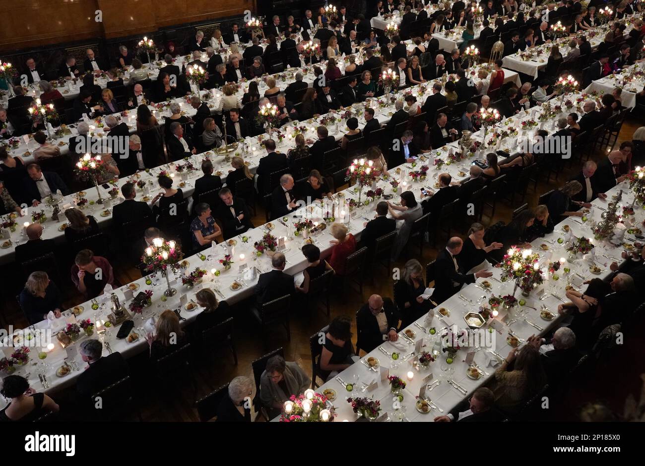 Hamburg, Deutschland. 03. März 2023. Gäste sitzen im großen Bankettsaal im traditionellen Matthiae-Mahl des Hamburger Senats im Rathaus. Das Matthiae-Mahl gilt als das älteste Gastbankett der Welt, das noch immer gefeiert wird. Kredit: Marcus Brandt/dpa/Alamy Live News Stockfoto