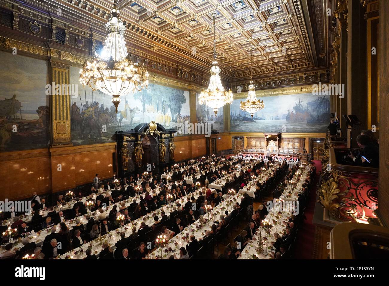 Hamburg, Deutschland. 03. März 2023. Gäste sitzen im großen Bankettsaal im traditionellen Matthiae-Mahl des Hamburger Senats im Rathaus. Das Matthiae-Mahl gilt als das älteste Gastbankett der Welt, das noch immer gefeiert wird. Kredit: Marcus Brandt/dpa/Alamy Live News Stockfoto