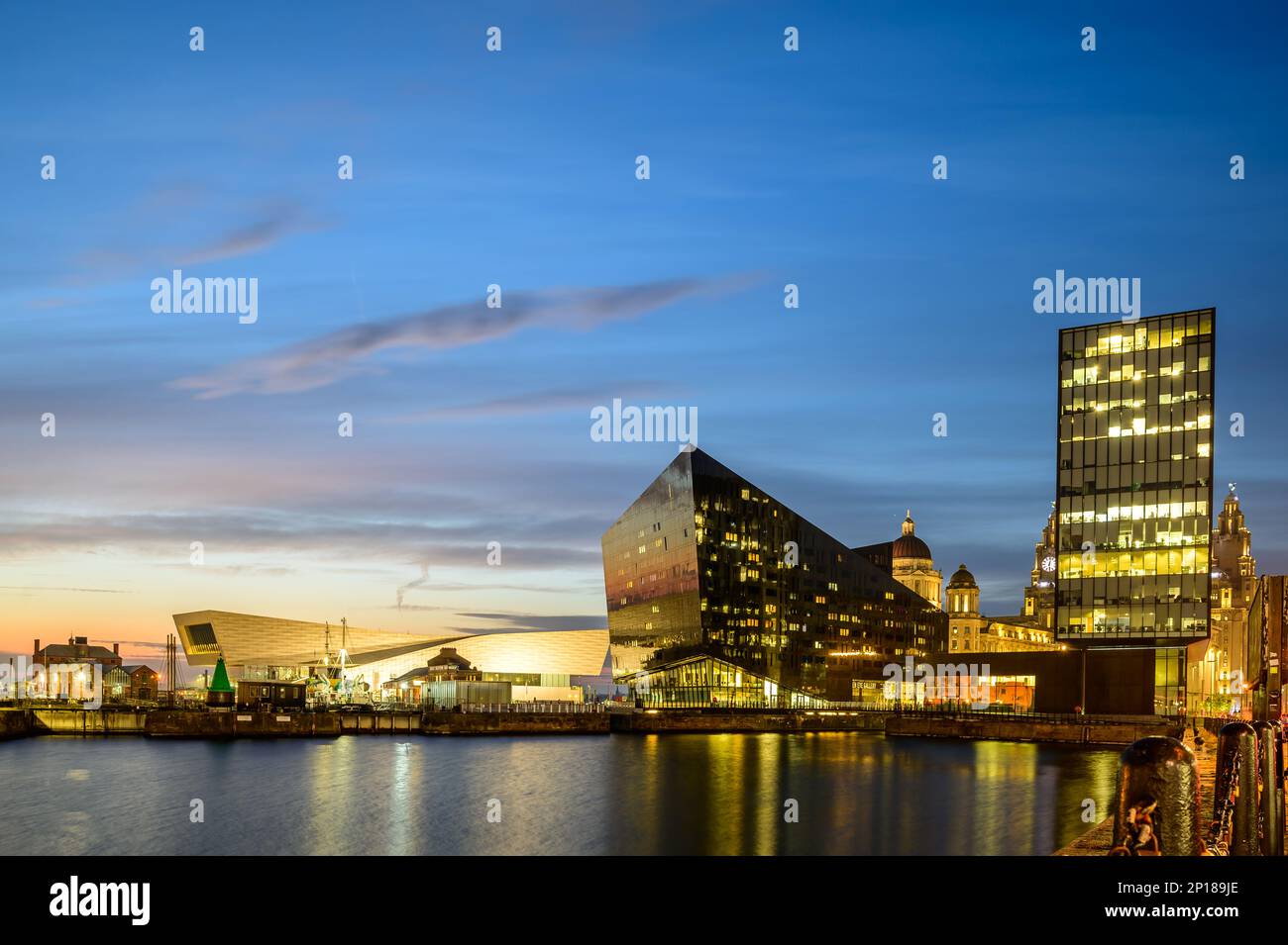 Das Liverpool Museum und die Architekturgalerie am Liverpool Waterfront leuchten während der Blue Hour in Großbritannien auf Stockfoto