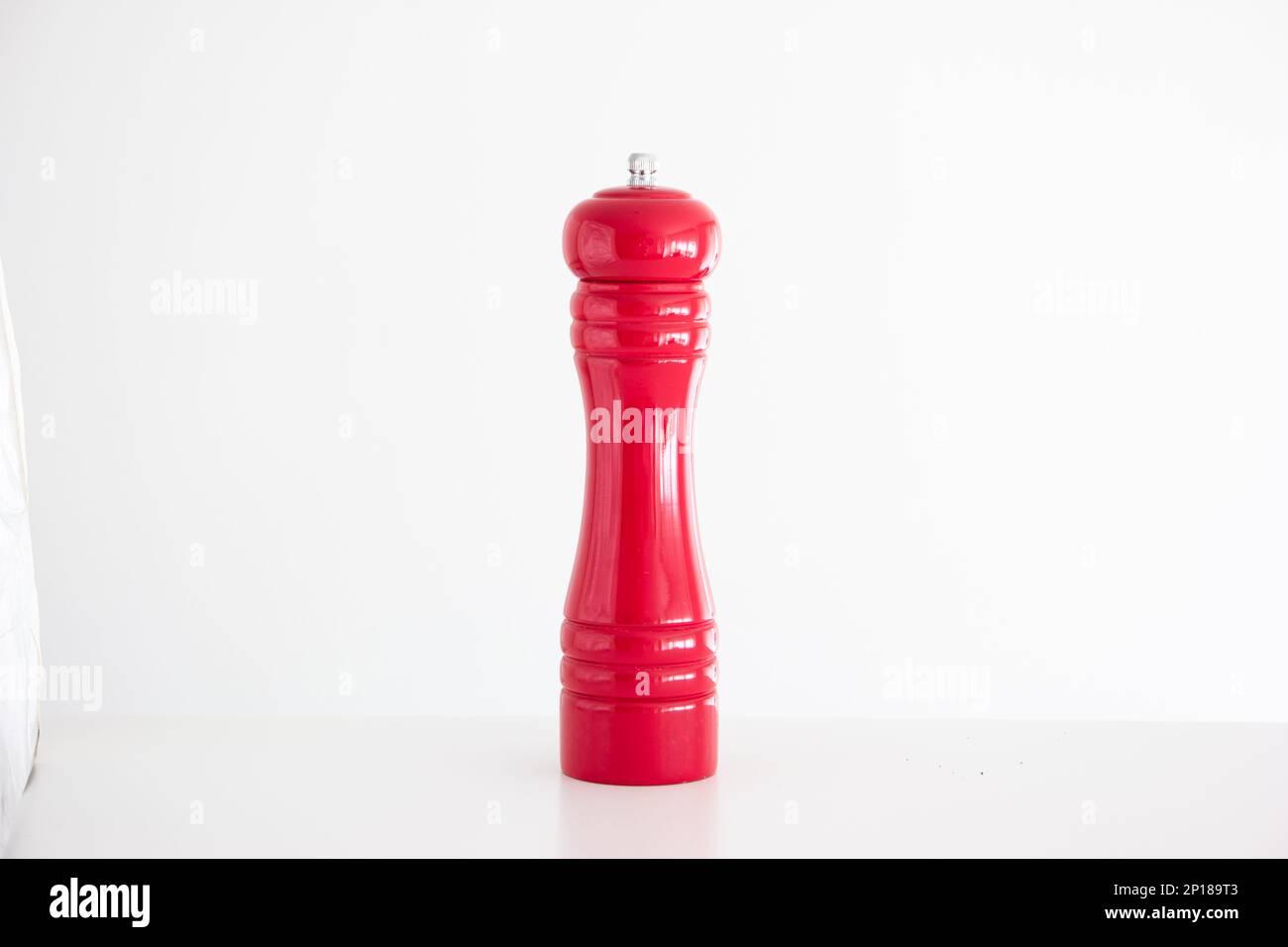 Rotes Salzmühle-Studio aus Holz, isoliert auf Weiß. Stockfoto