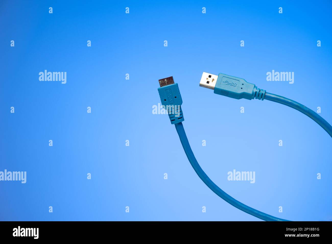 Blau gefaltetes HDMI-Kabel Studio isoliert auf blauem Hintergrund. Stockfoto