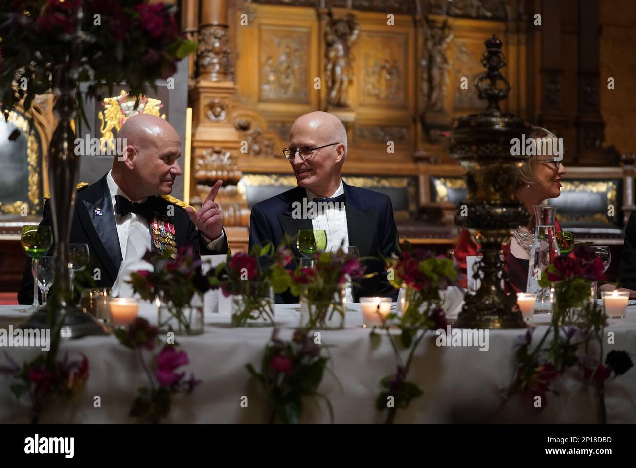 Hamburg, Deutschland. 03. März 2023. Peter Tschentscher (M, SPD), erster Bürgermeister und Präsident des Senats der Freien und Hansestadt Hamburg und der USA General Christopher Cavoli (l), Oberbefehlshaber der Nordatlantikvertragsorganisation (NATO), unterhielt sich beim traditionellen Matthiae-Essen des Hamburger Senats im Rathaus. Das Matthiae-Essen gilt als das älteste Gastbankett, das noch heute in der Welt gefeiert wird. Kredit: Marcus Brandt/dpa/Alamy Live News Stockfoto