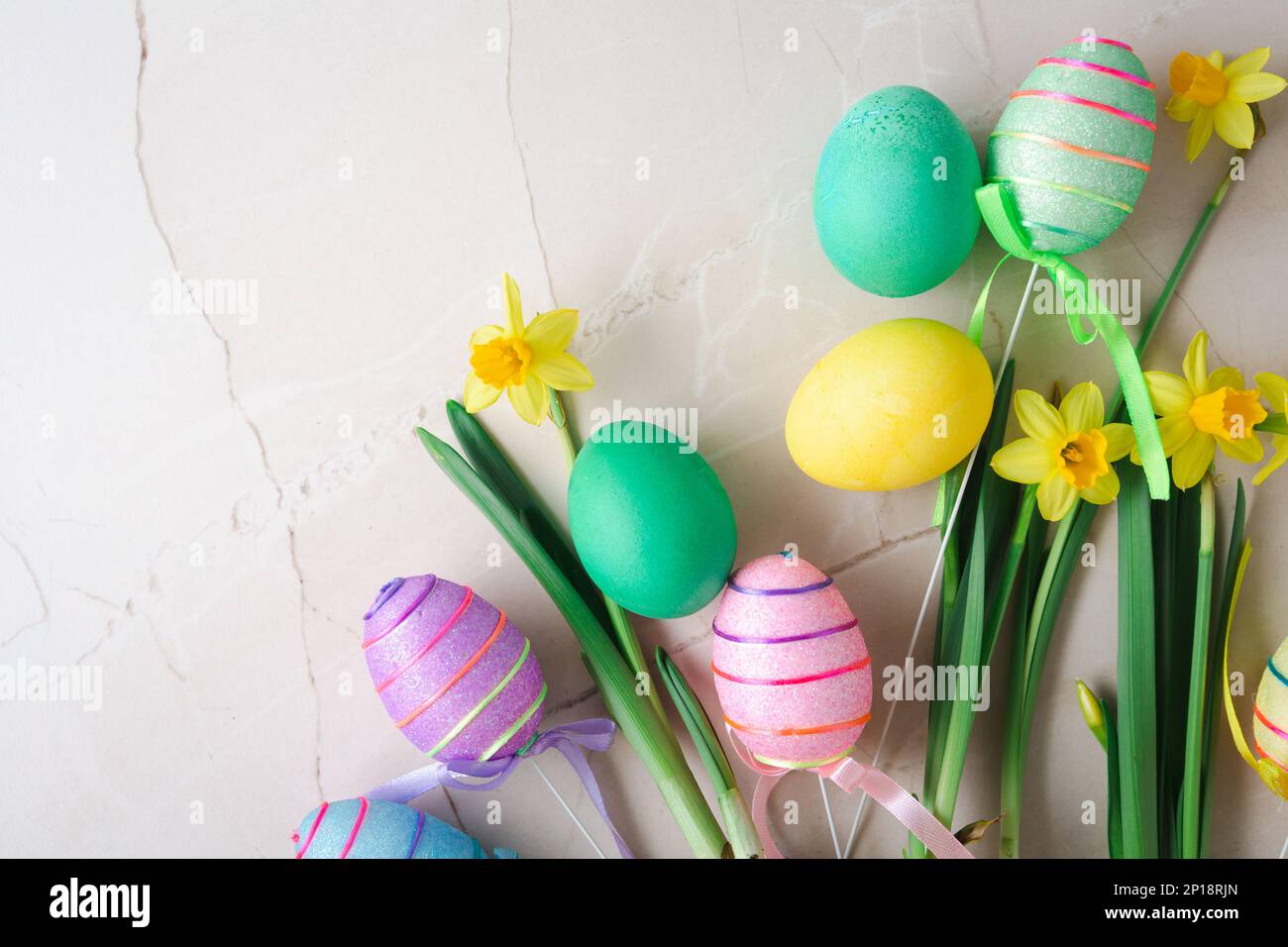 Einrichtung in Osterfarben mit Eiern und Blumenkopien Stockfoto