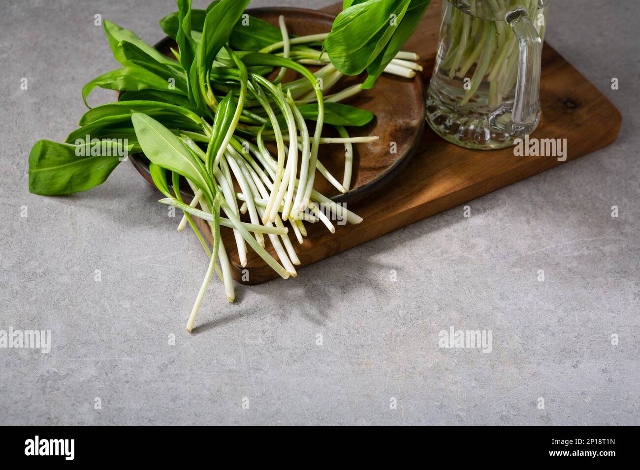 Frühlingsbiologisches Essen, wilder Ramson-Lauch auf dem Teller Stockfoto