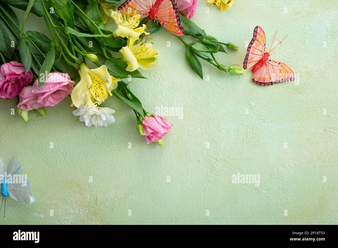 Grüner Frühlingsurlaub mit Blumen Stockfoto