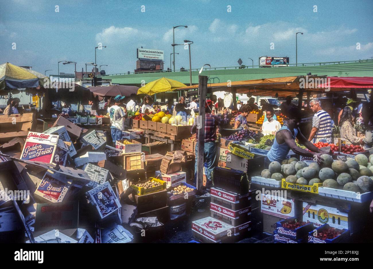 1990 Archivbild des Open-Air-Marktes für Obst, Gemüse und Fisch in Boston. Neben dem erhöhten Abschnitt des John F. Fitzgerald Expressway I-93 oder der Zentralarterie im Hintergrund. Stockfoto