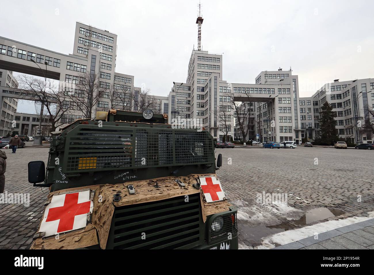 CHARKIV, UKRAINE - 03. MÄRZ 2023 - mit Unterstützung des Leiters der regionalen Militärverwaltung Charkiv, OLEH Syniehubov, und Freiwilligen der Wohltätigkeitsstiftung CodeIT4Life wurde ein spezialisiertes britisches Panzerfahrzeug Pinzgauer Vector an ukrainische Verteidiger übergeben, um die Verwundeten, Charkiv, in den Nordosten der Ukraine zu transportieren. Stockfoto