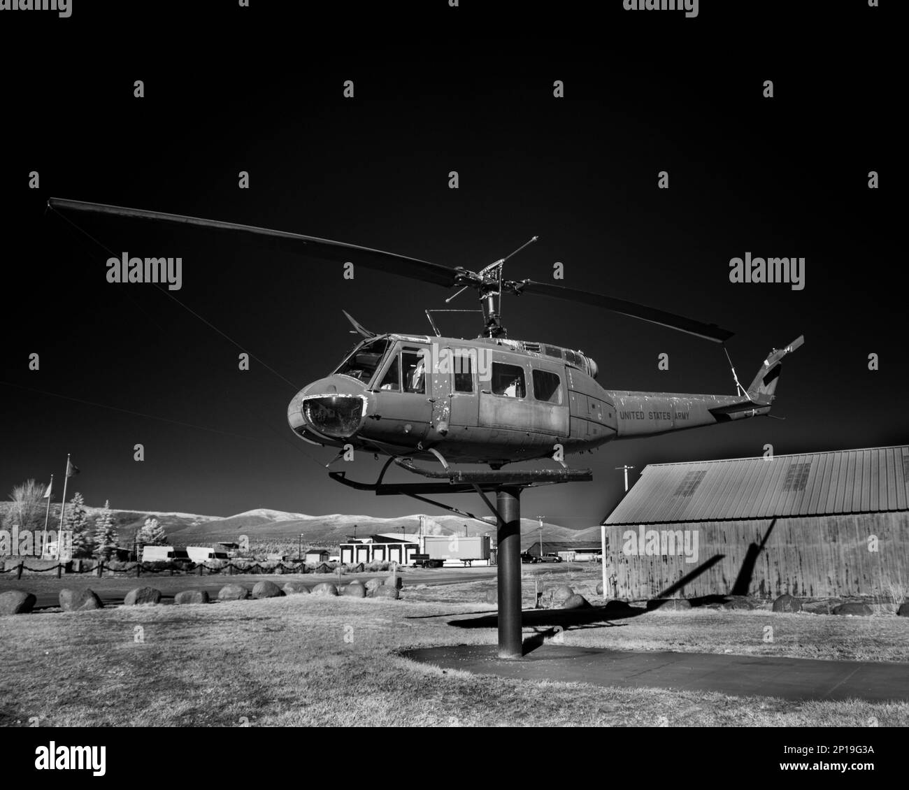 Am Susanville Municipal Airport in Lassen County California, USA, wird der Iroquois („Huey“) Helikopter der pensionierten Bell Uh-1 ausgestellt. (Infrarotbild) Stockfoto