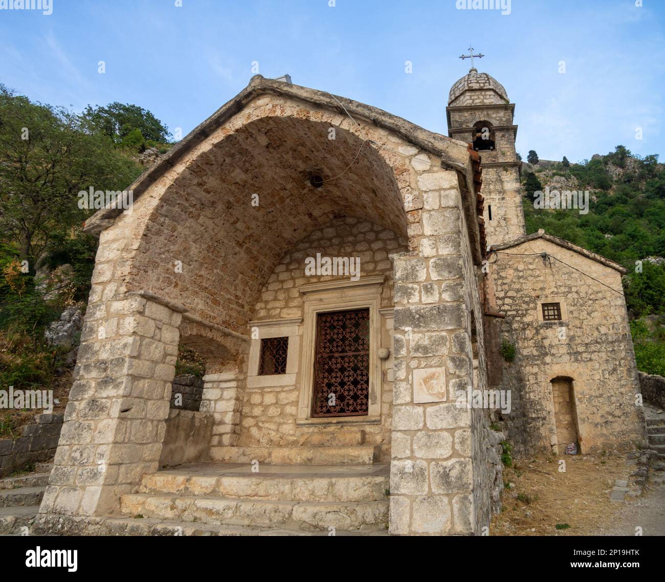 Kirche unserer Lieben Frau der Gesundheit in der Mitte der Festungsmauern Spaziergang in Kotor, Montenegro Stockfoto