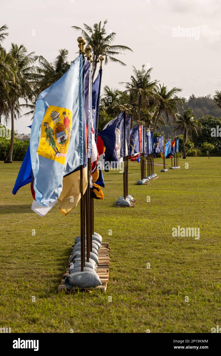 Verschiedene Flaggen werden während der Marine Corps Base (MCB) Camp Blaz Reactivation and Naming Ceremony in Asan Beach, Guam, 26. Januar 2023, angezeigt. Bei der Zeremonie wurde die Aktivierung und Benennung der Marineunterstützungsaktion MCB Camp Blaz offiziell anerkannt, nachdem die Marinebaracke Guam am am 10. November 1992 deaktiviert wurde. Die künftige Verlegung von Truppen nach Guam entspricht der Initiative zur Überprüfung der Verteidigungspolitik, einem internationalen Abkommen mit der Regierung Japans, und sie sichert eine Position des Marine Corps in der Region Indo-Pazifik, die geografisch verteilt, operativ widerstandsfähig und politisch nachhaltig ist. Stockfoto