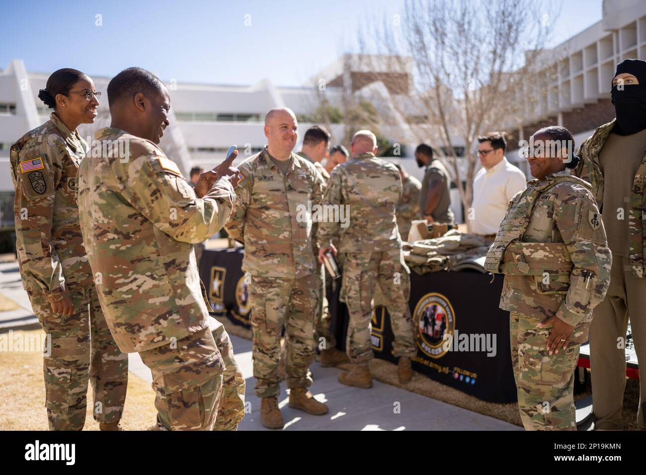 Soldaten fotografieren die modulare skalierbare Weste vor der Sergeants Major (SGM) Academy der Program Executive Office (PEO) Soldier SGM Road Show in Fort Bliss, Texas, 9. Februar. PEO Soldier's SGM Road Show ist eine jährliche Veranstaltung, bei der Soldaten und Führer über die Mission von PEO Soldier und zukünftige Pläne zur Verbesserung der Kampffähigkeit und der Überspielung von Kämpfen informiert werden. Zu den Darstellungen auf der diesjährigen Veranstaltung gehörten persönliche Schutzausrüstung, Individual- und Mannschaftswaffen, soldiergestützte Sensoren und Nett Warrior. Stockfoto