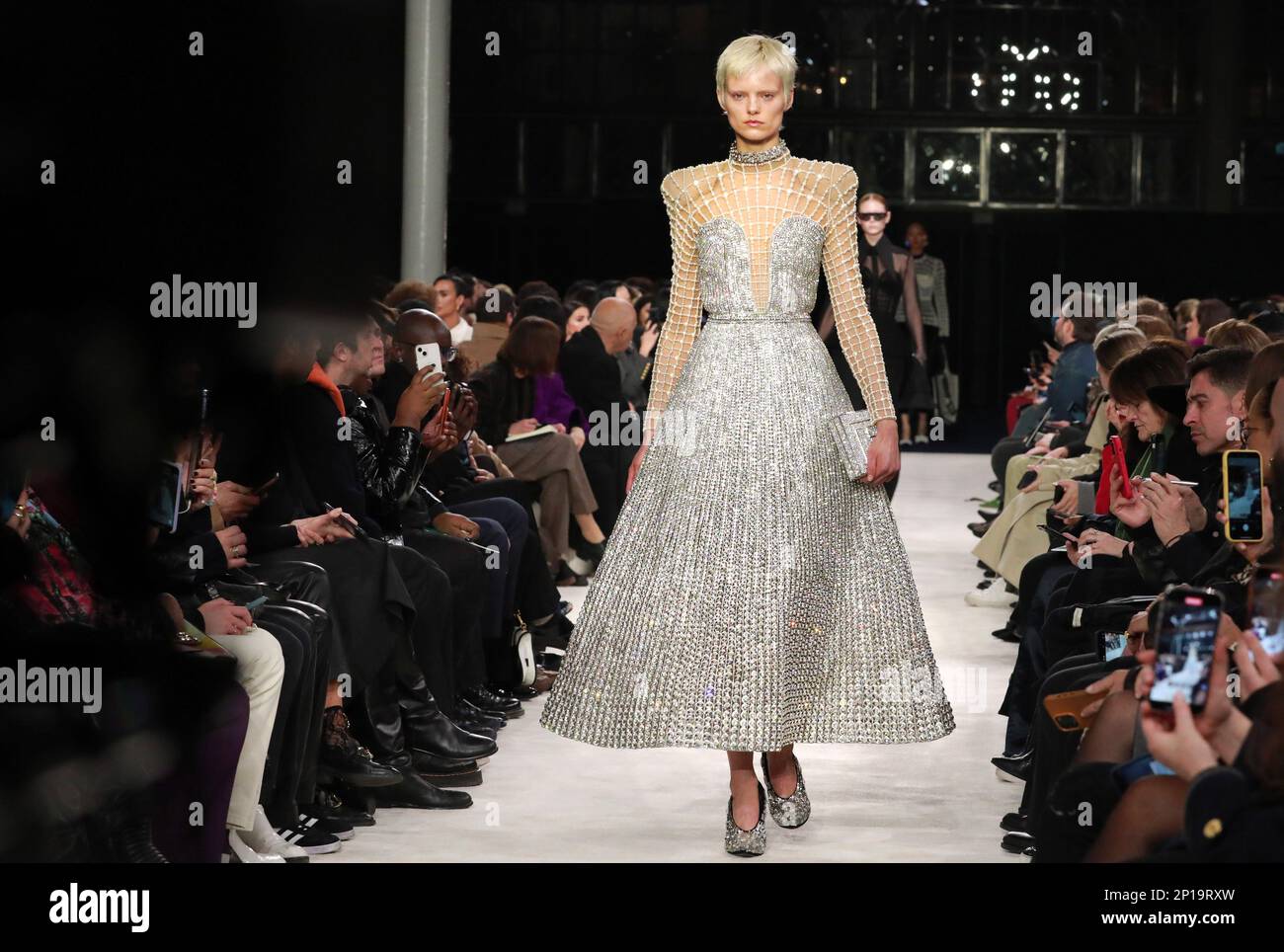 Paris, Frankreich. 01. März 2023. Während der Vorstellung von Balmain im Rahmen der Herbst-Winter-Fashion Week 2023 in Paris am Donnerstag, den 2. März 2023, geht ein Model auf den Laufsteg. Foto: Eco Clement/UPI Credit: UPI/Alamy Live News Stockfoto