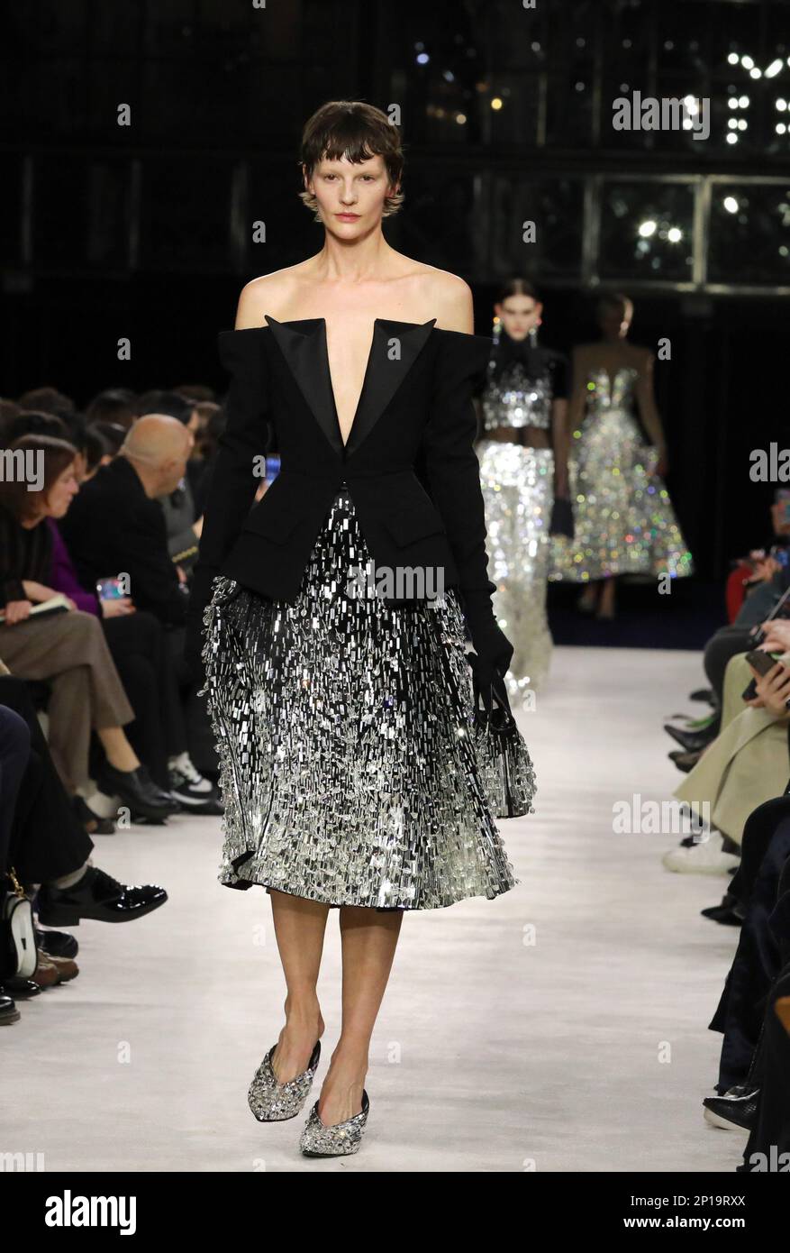 Paris, Frankreich. 01. März 2023. Während der Vorstellung von Balmain im Rahmen der Herbst-Winter-Fashion Week 2023 in Paris am Donnerstag, den 2. März 2023, geht ein Model auf den Laufsteg. Foto: Eco Clement/UPI Credit: UPI/Alamy Live News Stockfoto