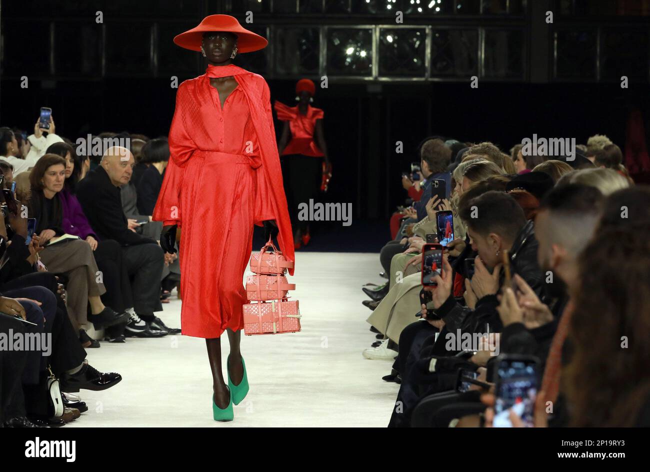 Paris, Frankreich. 01. März 2023. Während der Vorstellung von Balmain im Rahmen der Herbst-Winter-Fashion Week 2023 in Paris am Donnerstag, den 2. März 2023, geht ein Model auf den Laufsteg. Foto: Eco Clement/UPI Credit: UPI/Alamy Live News Stockfoto