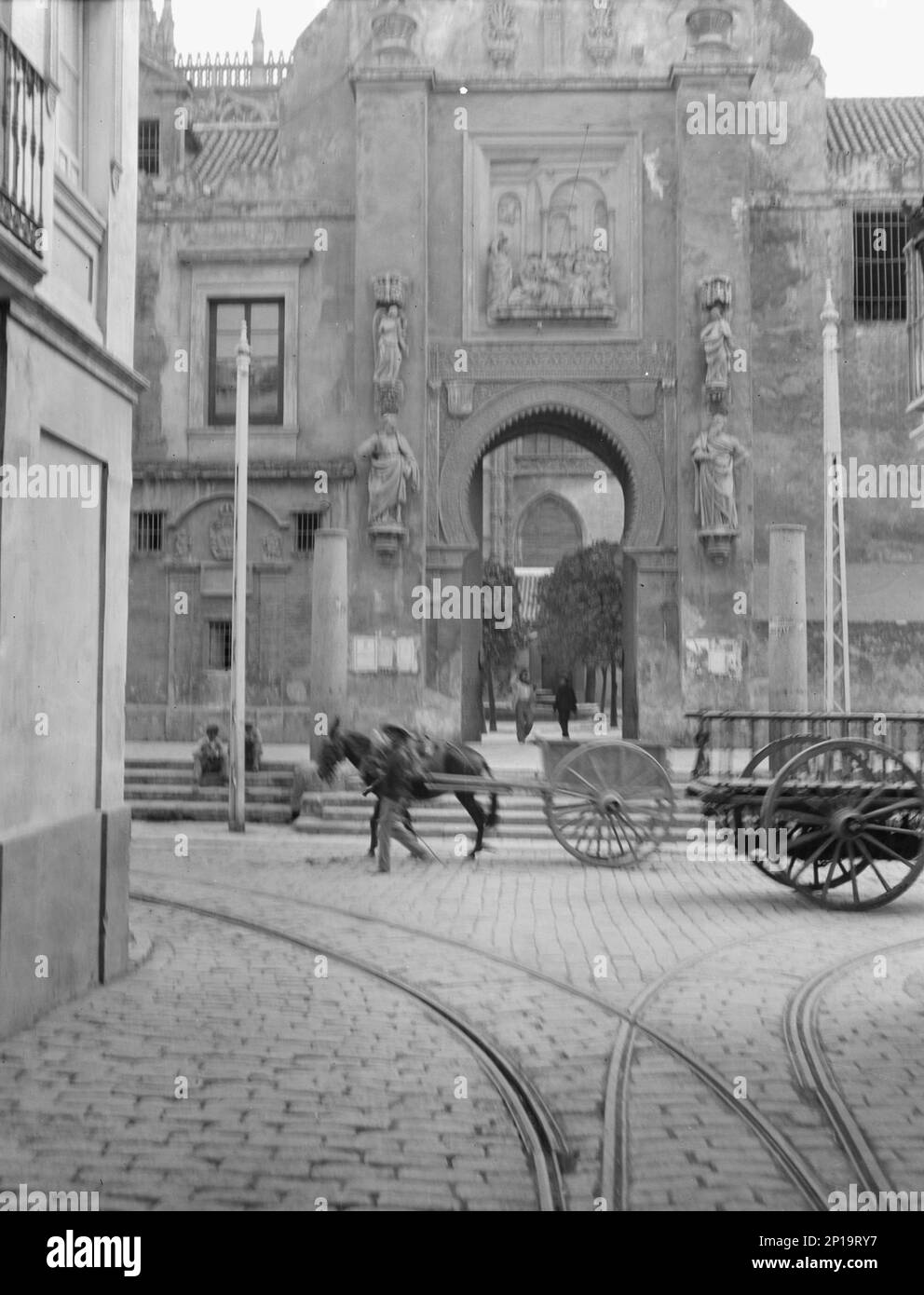 Reiseansichten von Europa, zwischen 1904 und 1938. Straße im Süden Spaniens – Gebäude mit Elementen maurischer und christlicher Architektur. Stockfoto