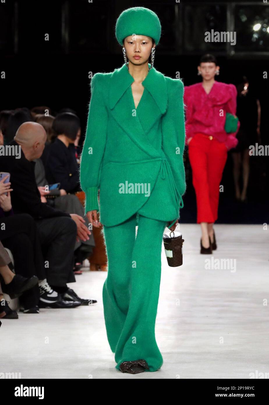 Paris, Frankreich. 01. März 2023. Während der Vorstellung von Balmain im Rahmen der Herbst-Winter-Fashion Week 2023 in Paris am Donnerstag, den 2. März 2023, geht ein Model auf den Laufsteg. Foto: Eco Clement/UPI Credit: UPI/Alamy Live News Stockfoto
