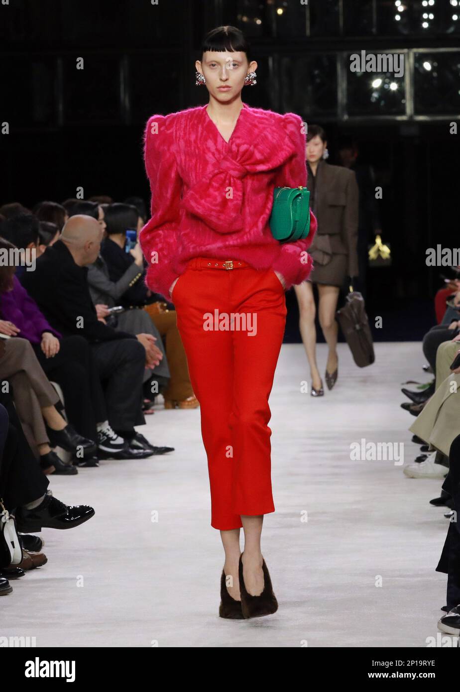 Paris, Frankreich. 01. März 2023. Während der Vorstellung von Balmain im Rahmen der Herbst-Winter-Fashion Week 2023 in Paris am Donnerstag, den 2. März 2023, geht ein Model auf den Laufsteg. Foto: Eco Clement/UPI Credit: UPI/Alamy Live News Stockfoto